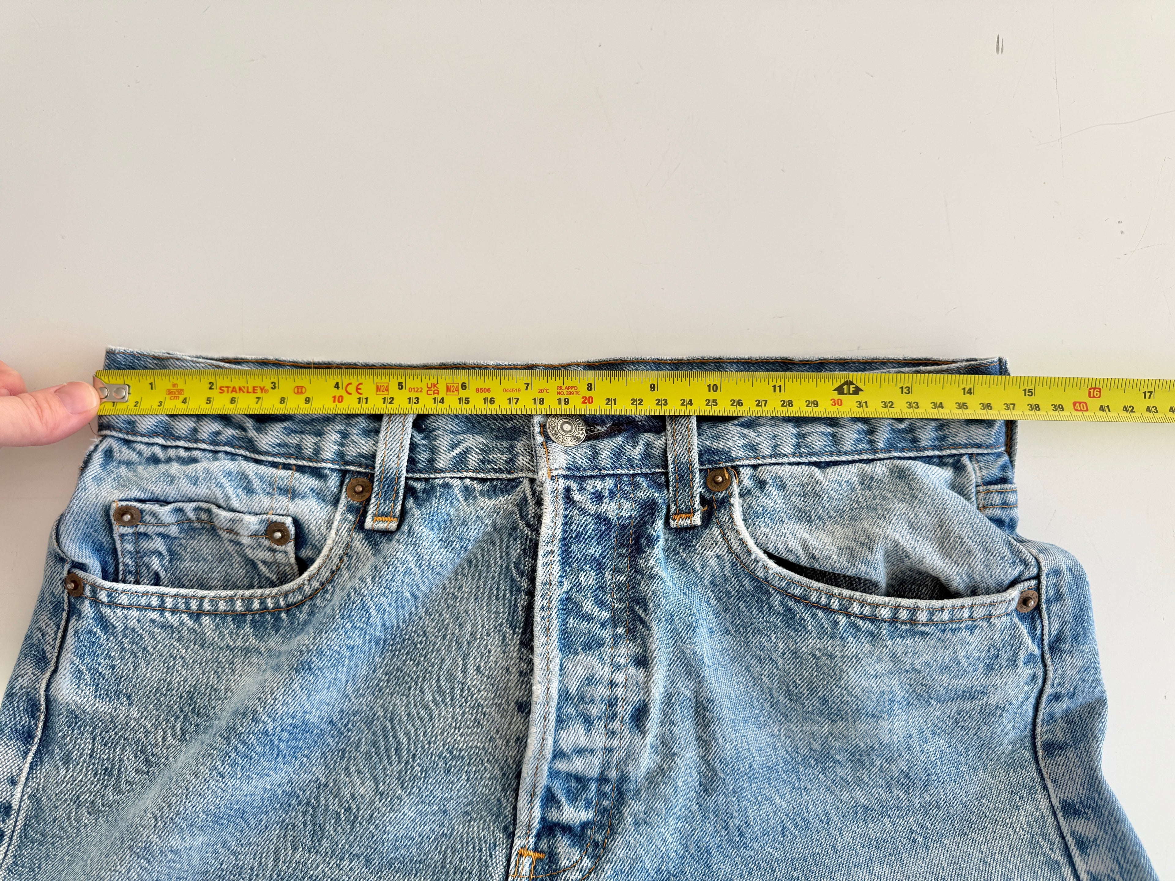 W28 L32 vintage Levis 501 27-28” measured medium faded blue made in 80s