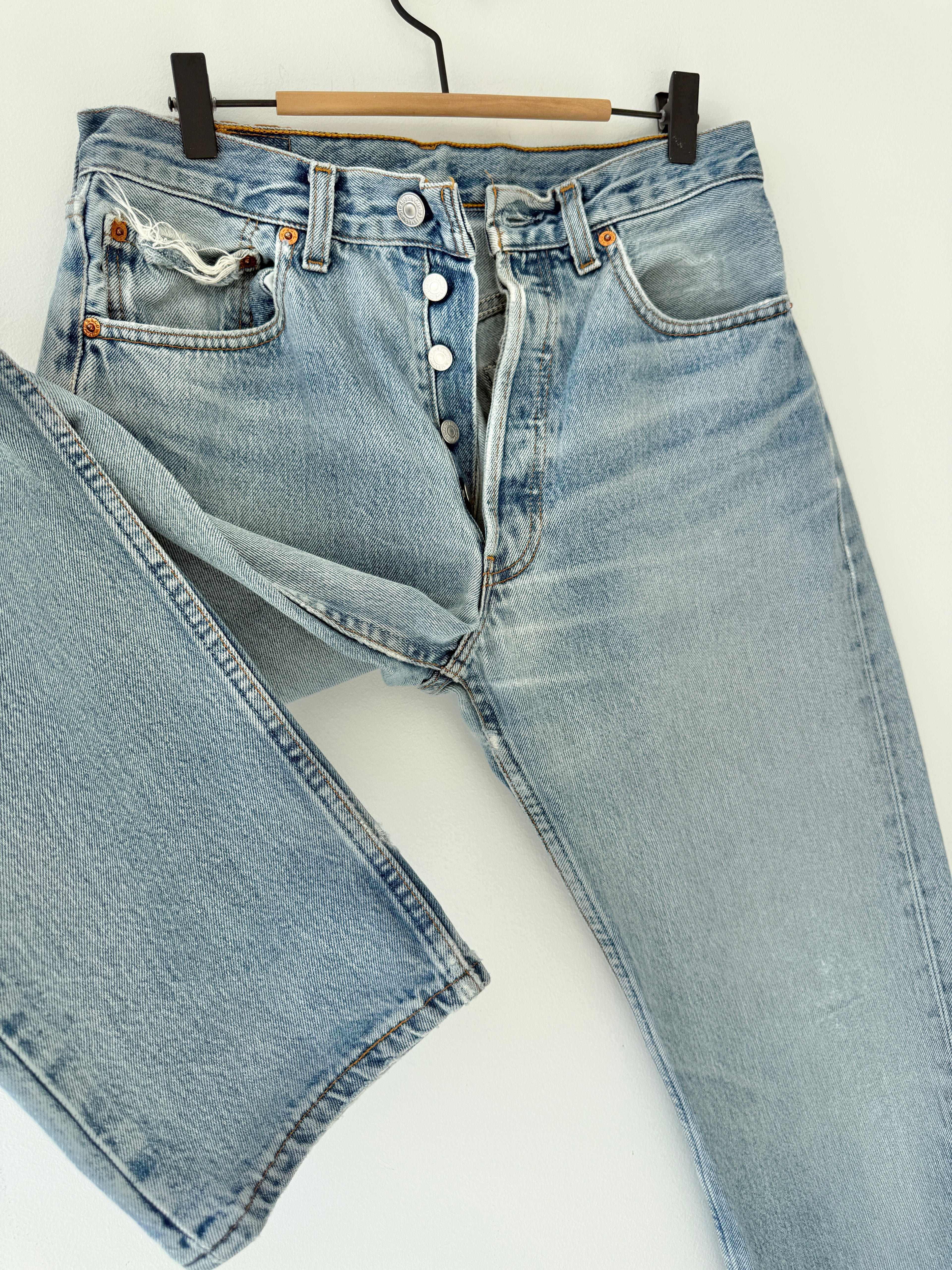 W28 L33 vintage Levis 501 28” measured waist light blue 90s 501s