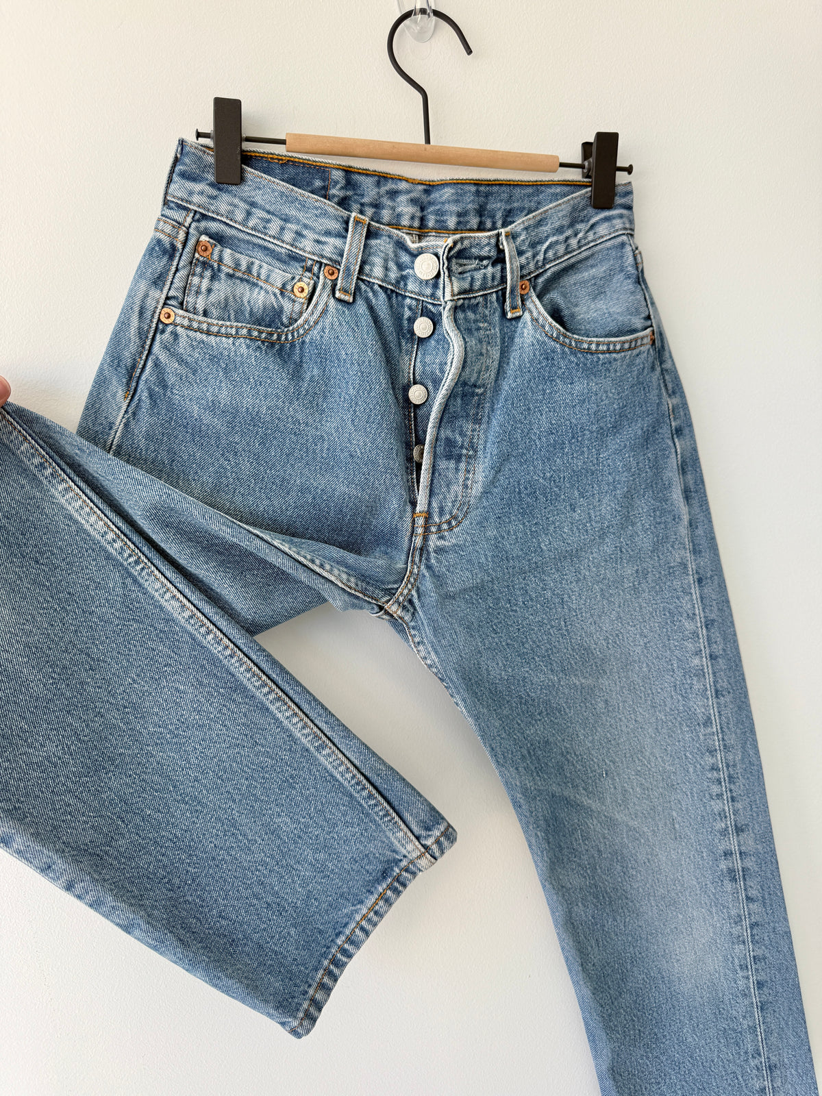 W25 L29 vintage Levis 501s 25” measured medium blue fade 501s 90s