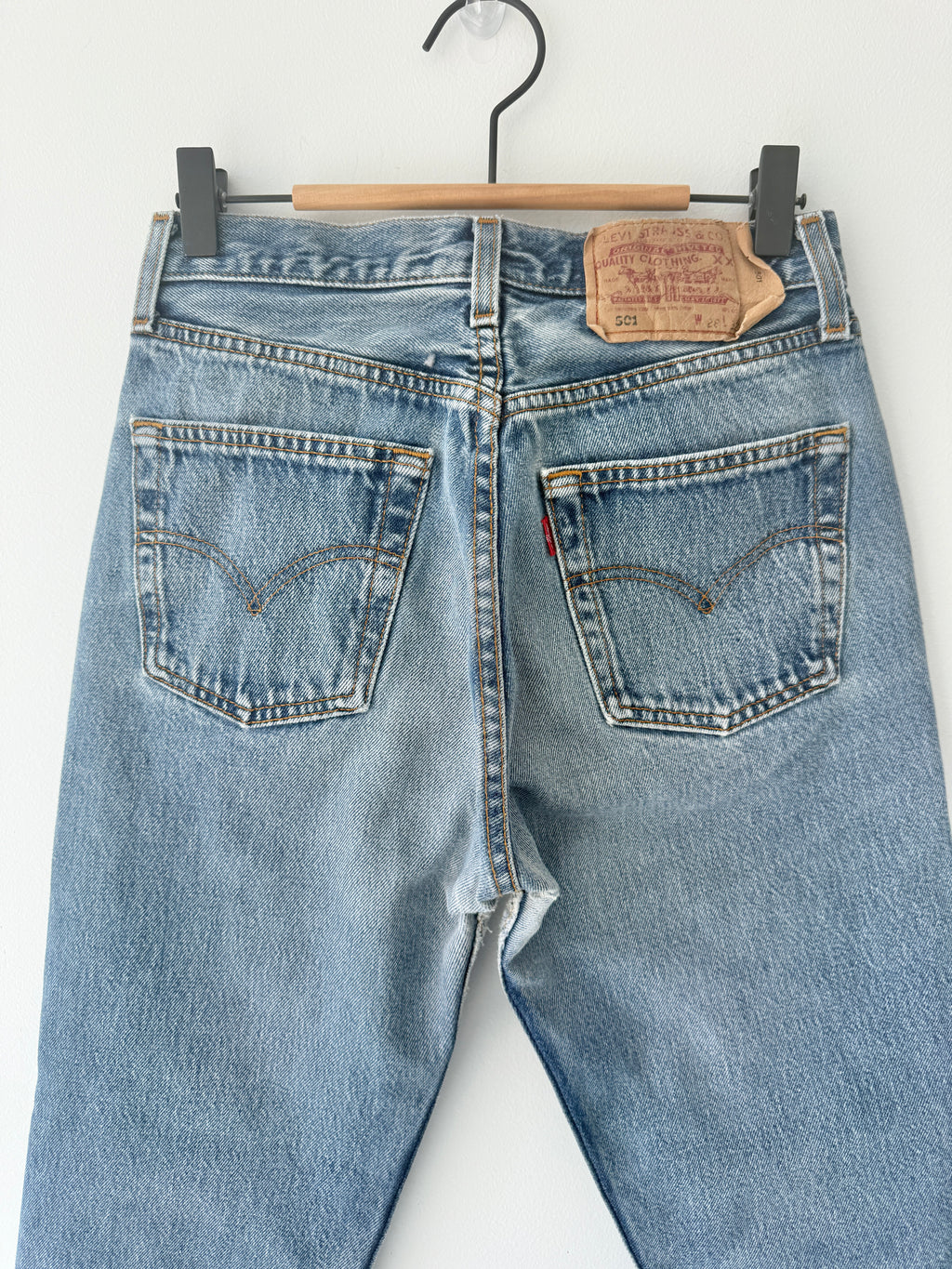 W26 L31 vintage Levis 501s 25/26” measured medium dark fade blue distressed 501s Y2K