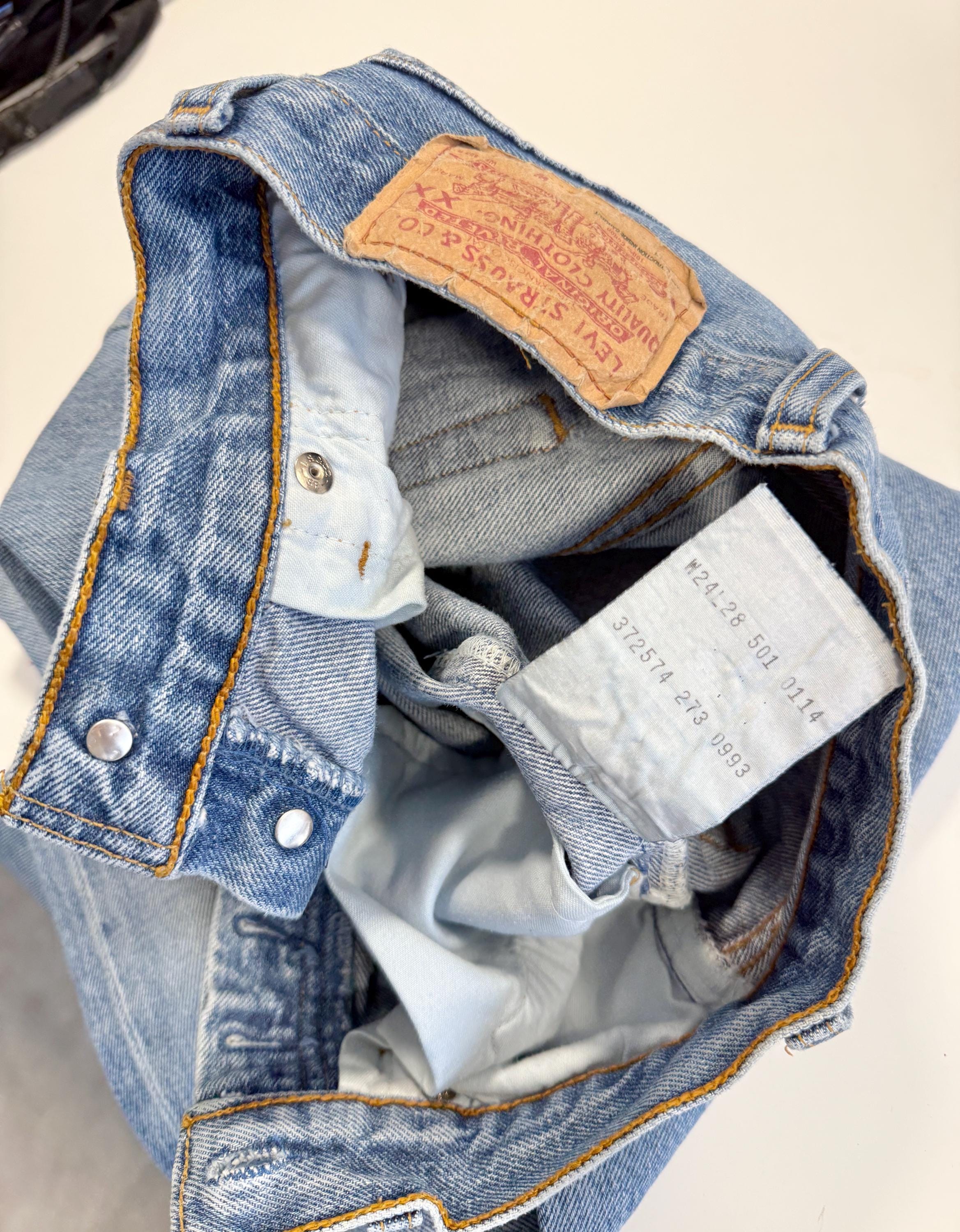 Softer w22 L27 Levis 501 vintage medium blue 90s denim straight leg jeans 501 21”/22” waist