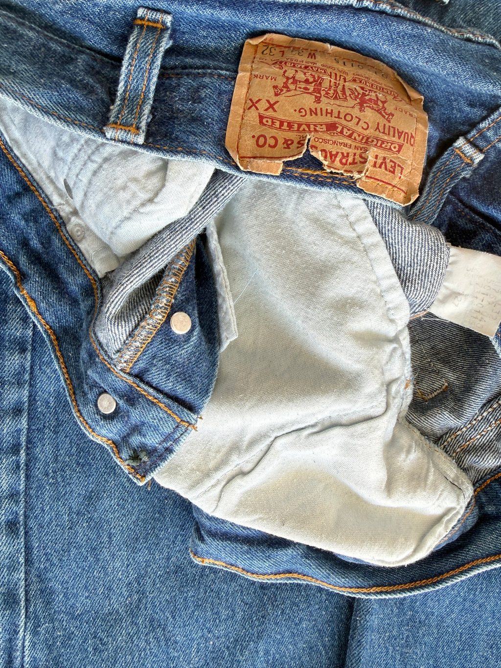 W31 L26 vintage Levis 501 0115 dark blue 30/31” measured waist 501s 80s USA
