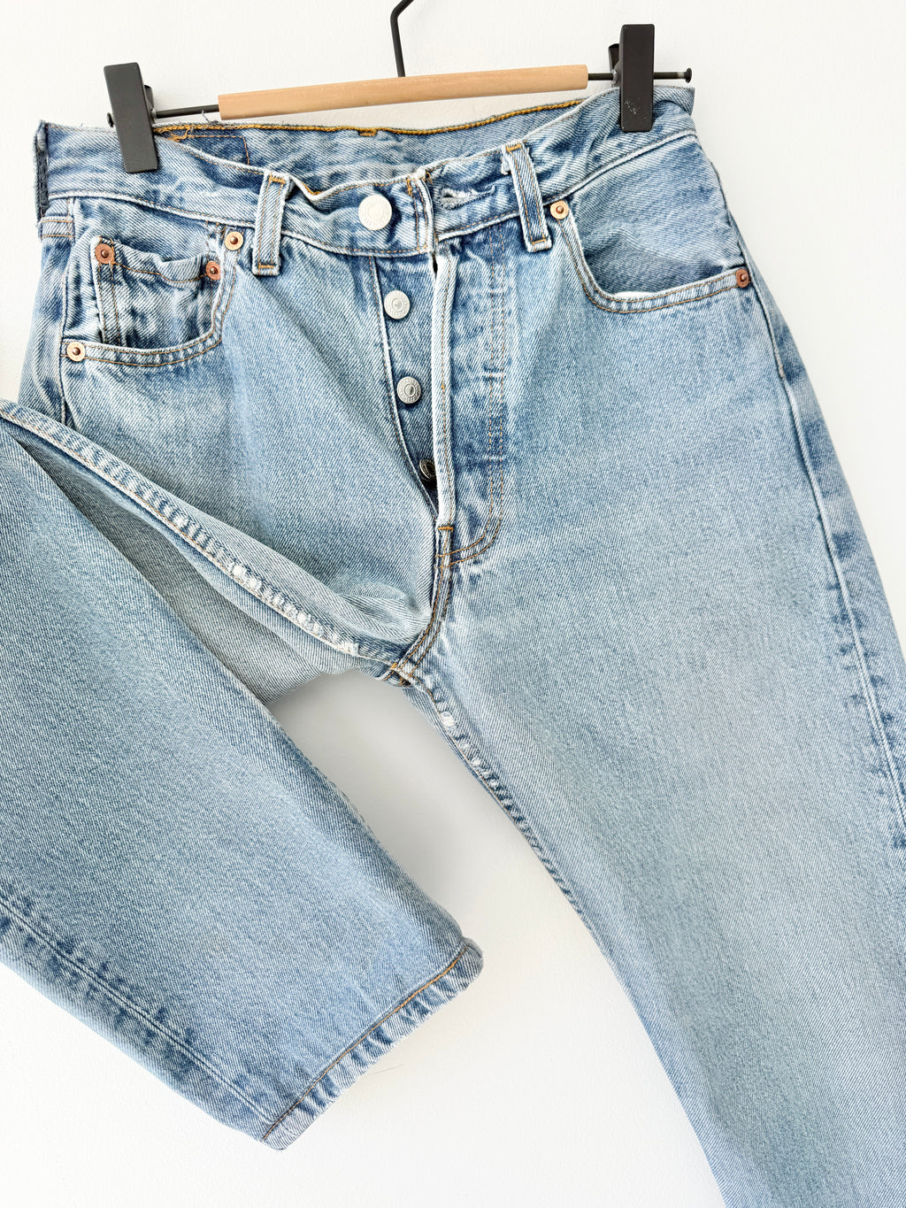 W25 L30 vintage Levis 501 25” light medium blue Levi’s 501s
