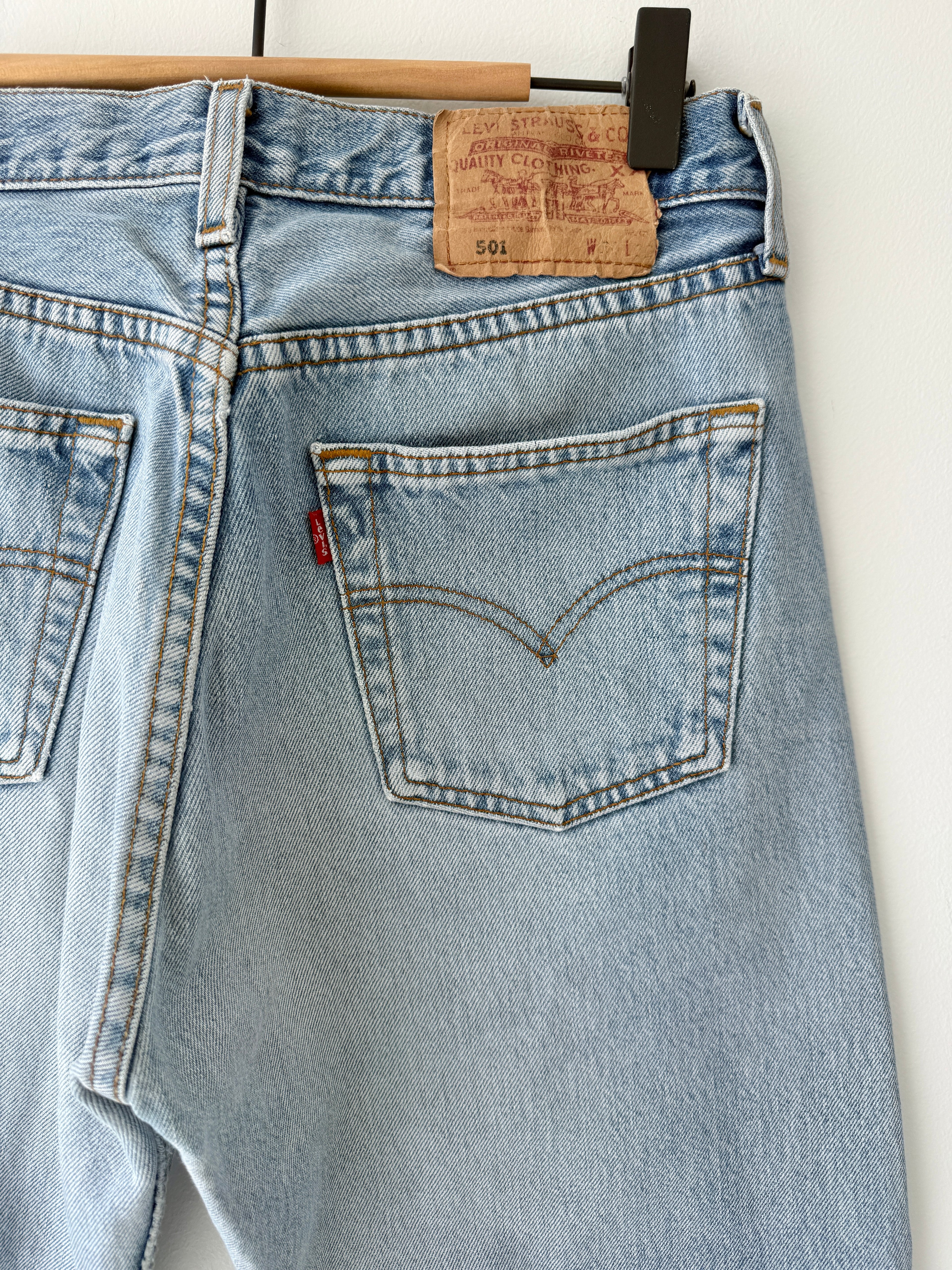 W29 L32 vintage Levis 501 28/29” light blue Levi’s 501s 90s