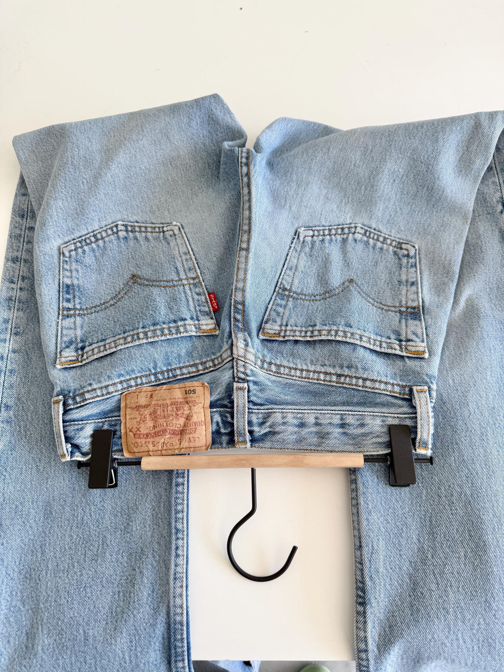 W25 L32 Levis 501 vintage 24-25” waist medium light blue 501s made in France 90s