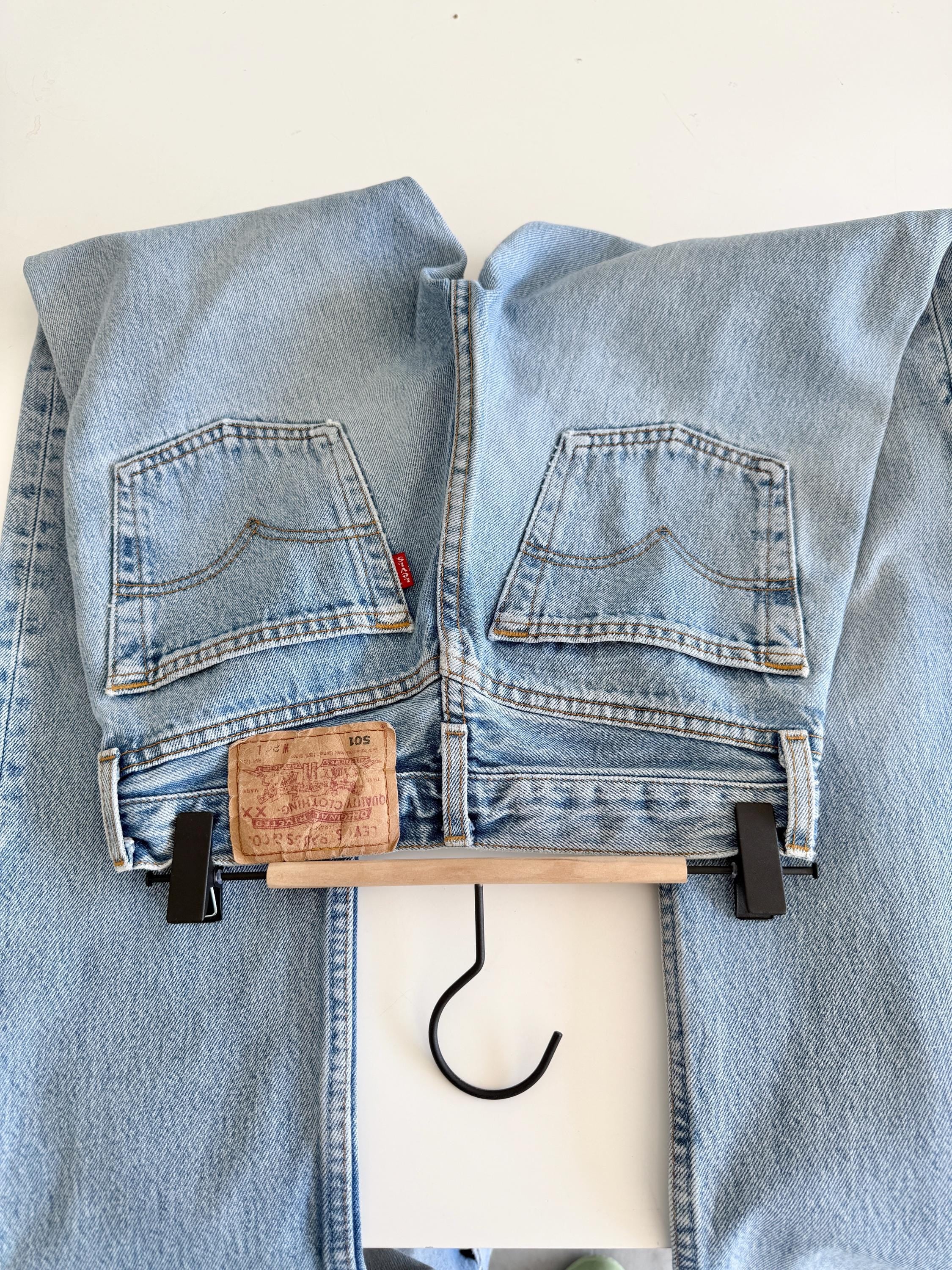 W25 L32 Levis 501 vintage 24-25” waist medium light blue 501s made in France 90s