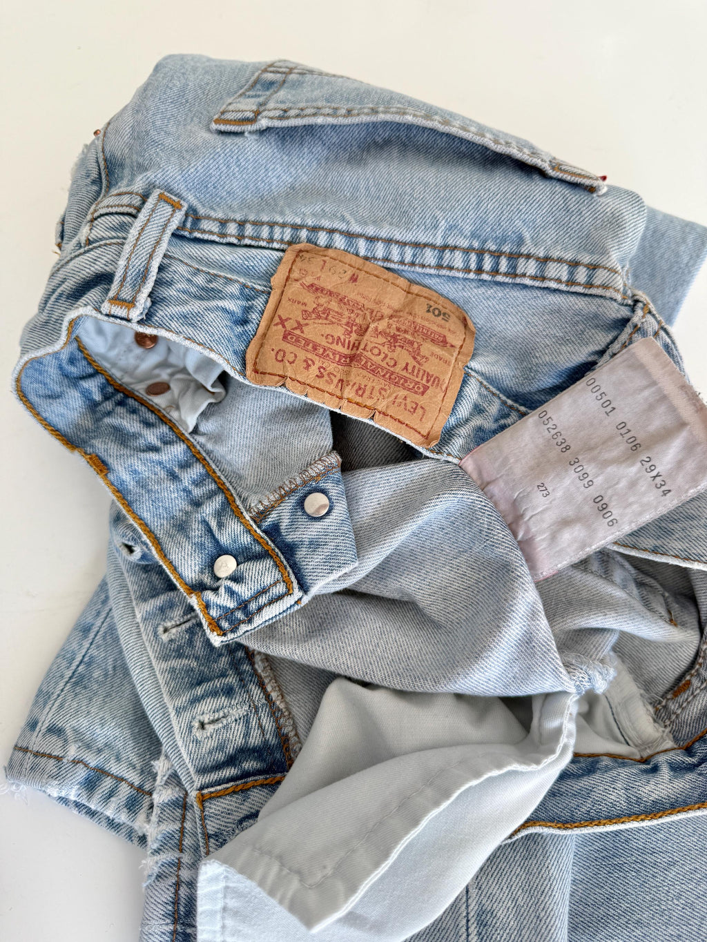 W27 L33 Levis 501 vintage 26-27” measured waist faded light blue made in 90s