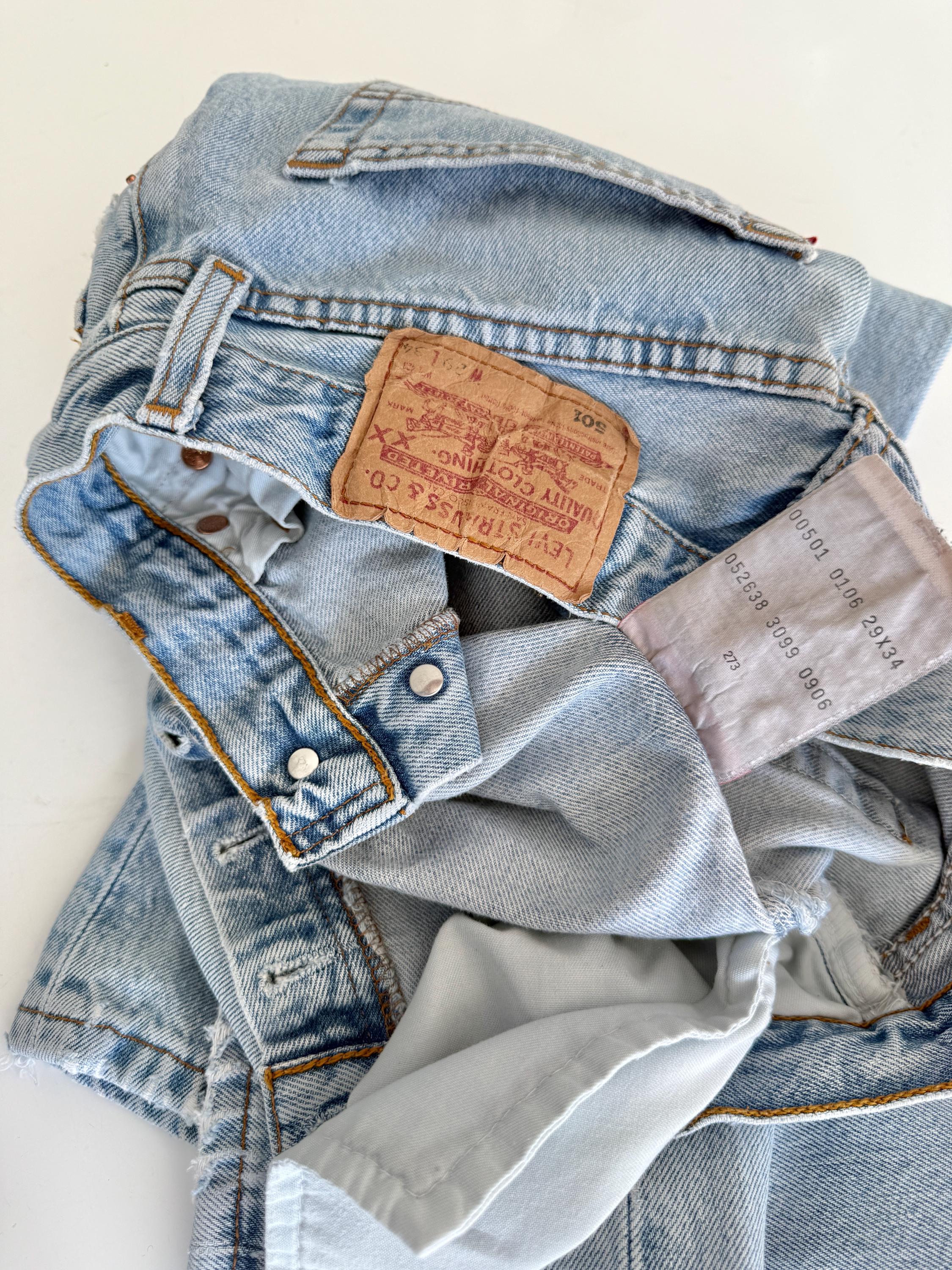 W27 L33 Levis 501 vintage 26-27” measured waist faded light blue made in 90s