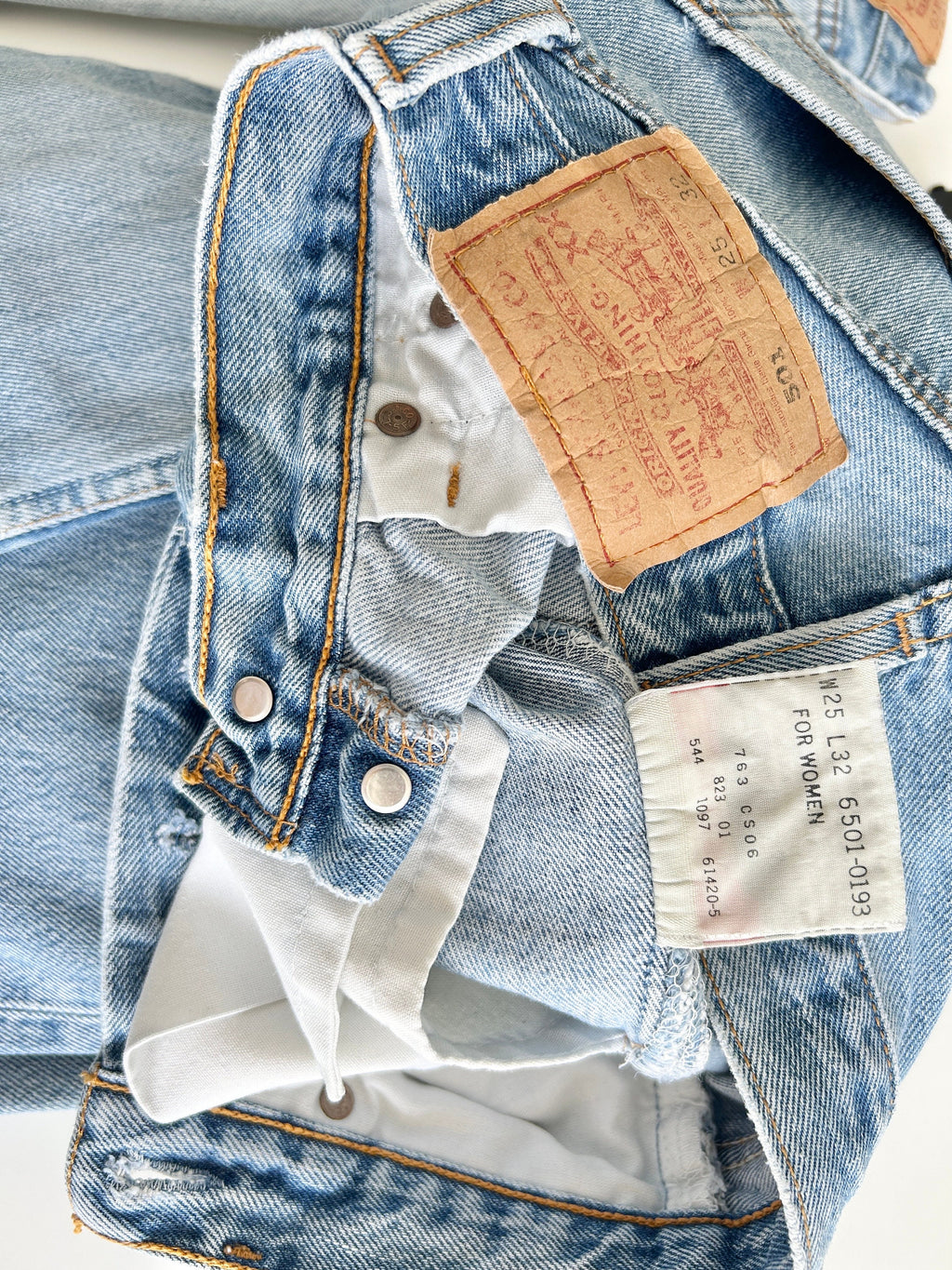 Levis 501 vintage w23 L31 Levi’s medium faded blue made in USA 90s straight leg 501 vintage Levi’s 501 for women