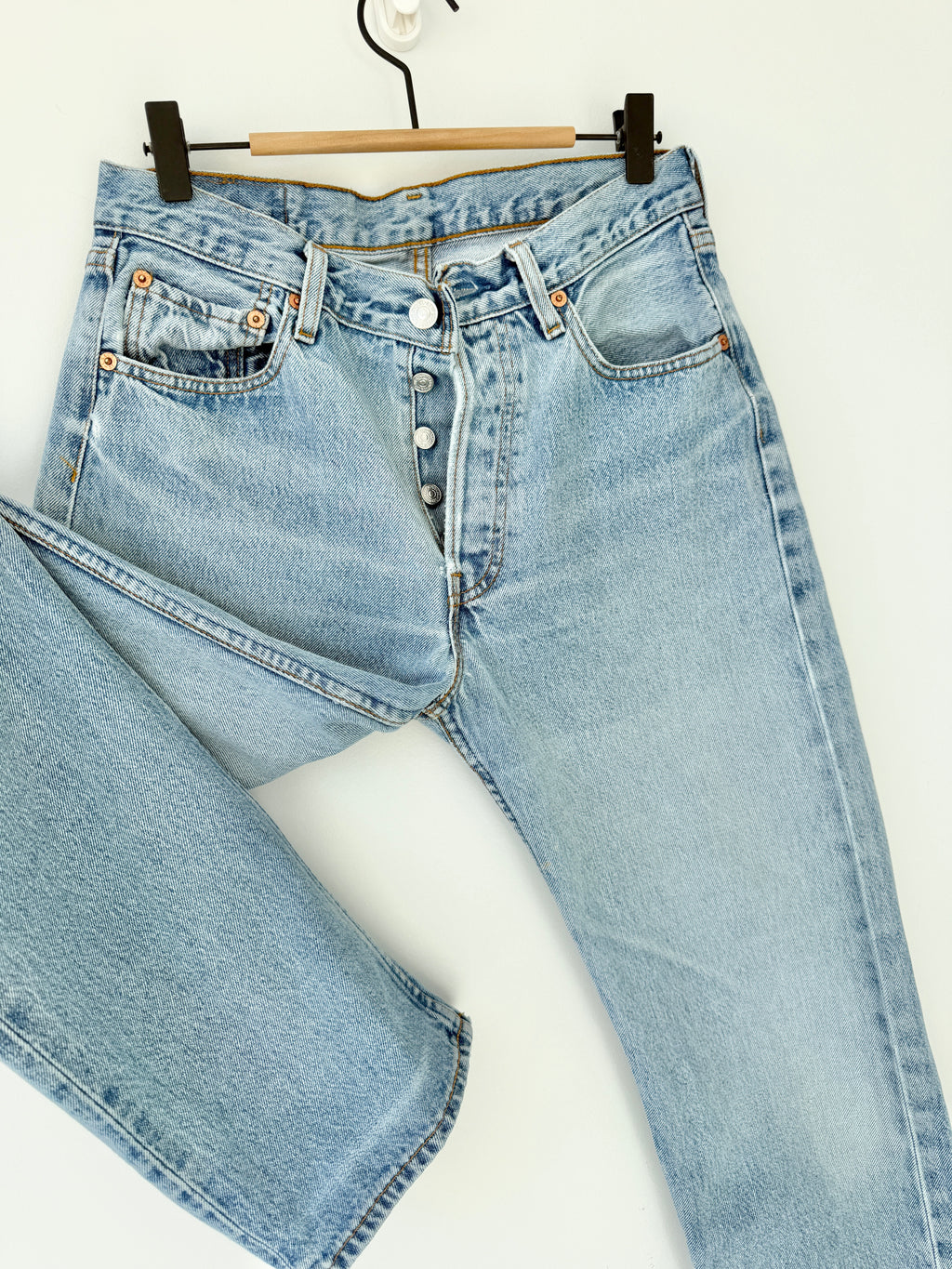 W28 L32 vintage Levis 501 27/28” measured light faded blue denim Levi’s 501s