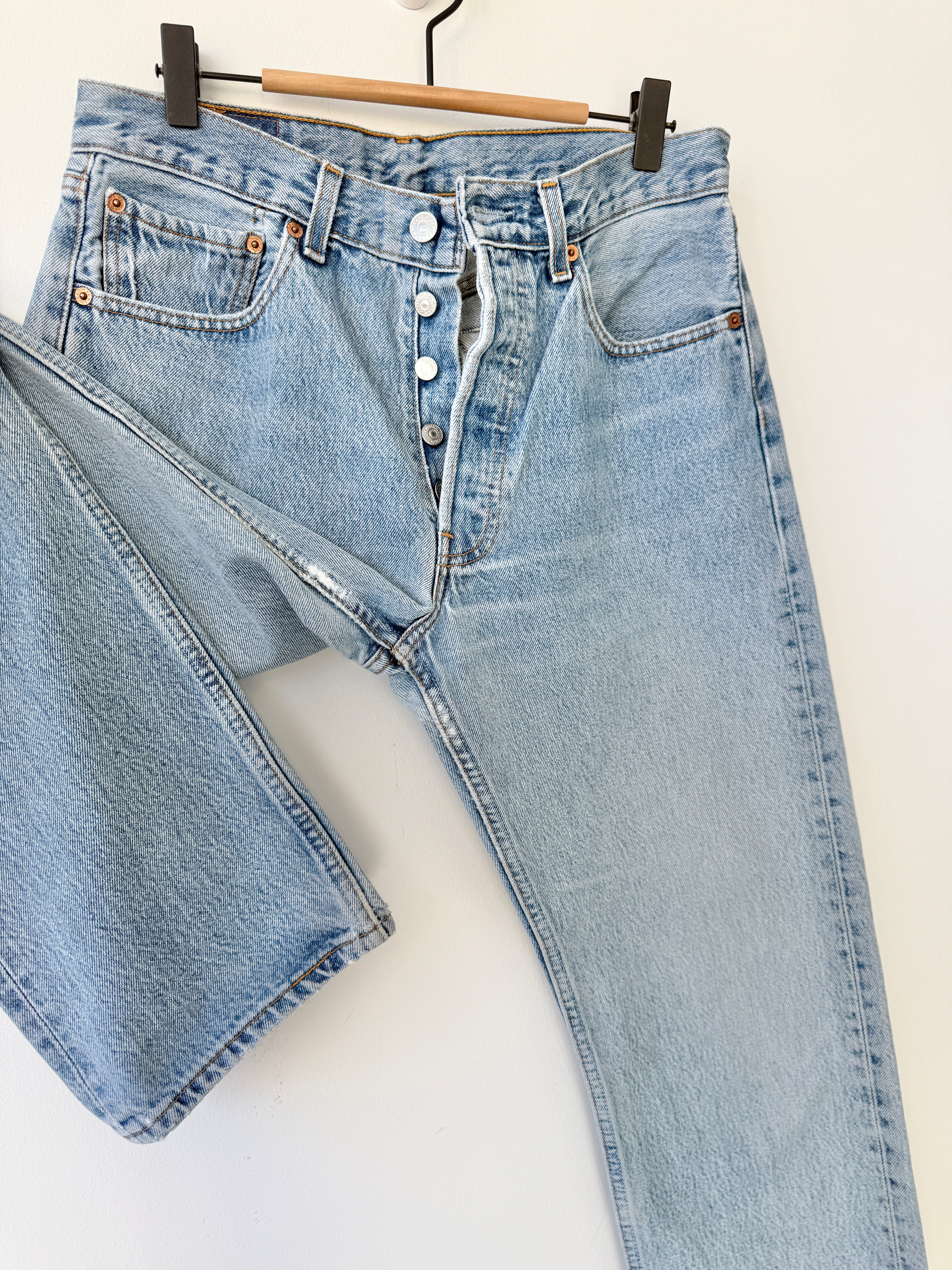 W29 L31 vintage Levis 501 27-28” light medium blue Y2K Levi’s 501s