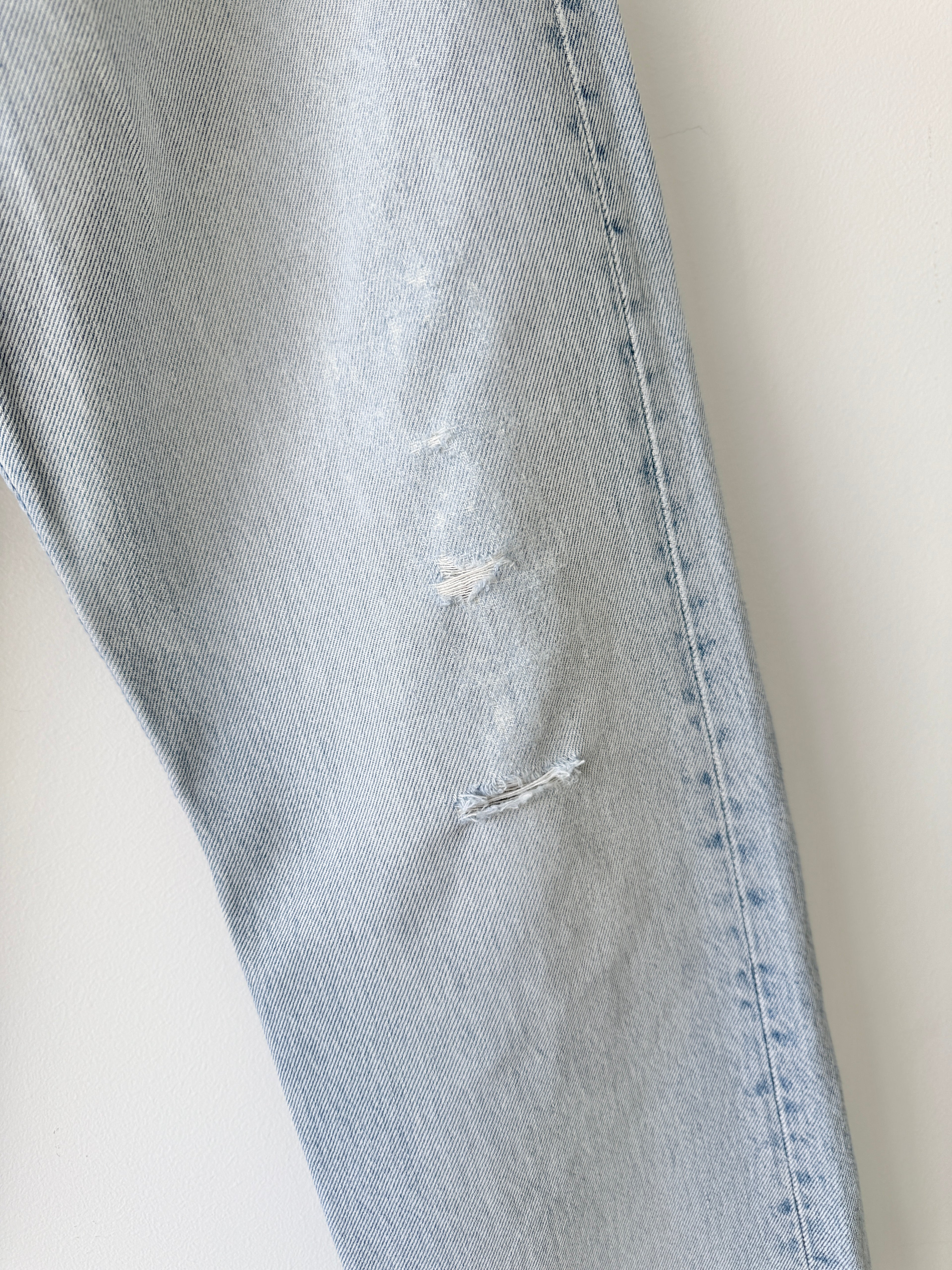Distressed W28 L29 vintage Levis 501 27/28” measured light faded blue denim 90’s 501s USA student fit
