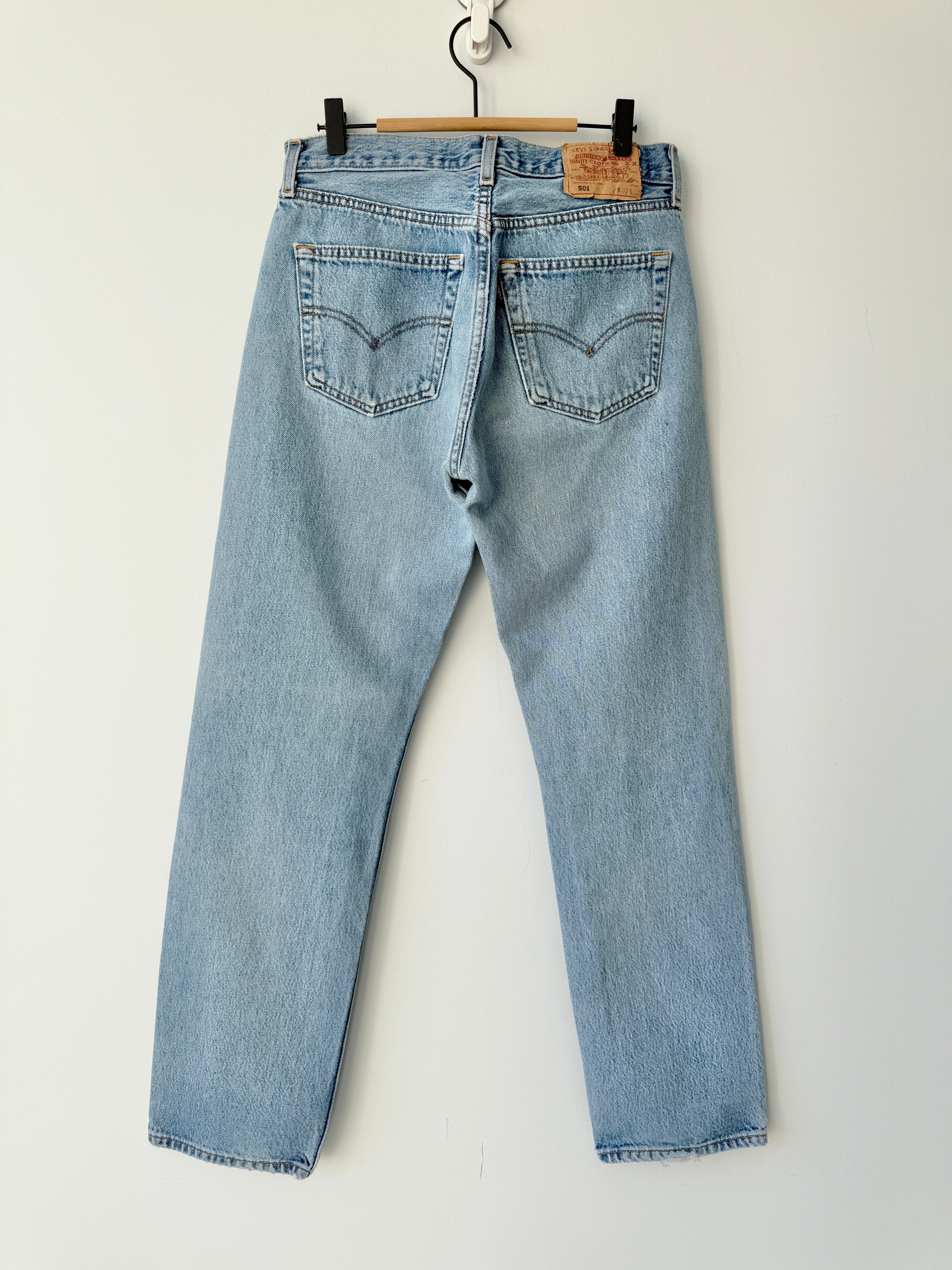 W29 L31 vintage Levis 501 27-28” light medium blue Y2K Levi’s 501s