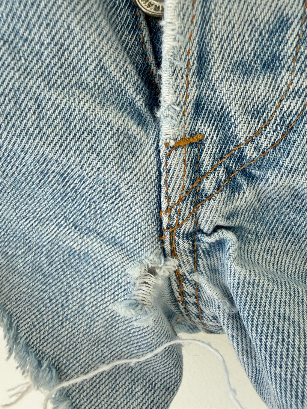 W27 Selvedge vintage Levis 501 26/27” measured waist light faded blue 70s 501s selvedge Levi’s made in USA