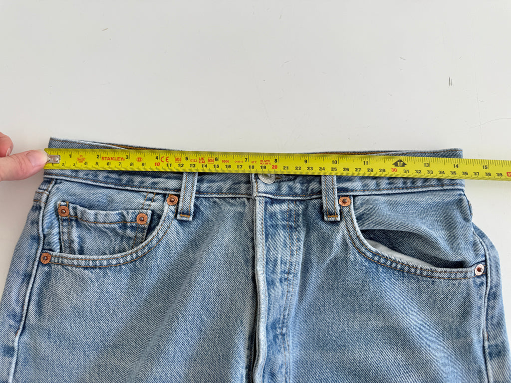 W27 L31 vintage Levis 501 27” measured waist light faded blue Y2K 501s