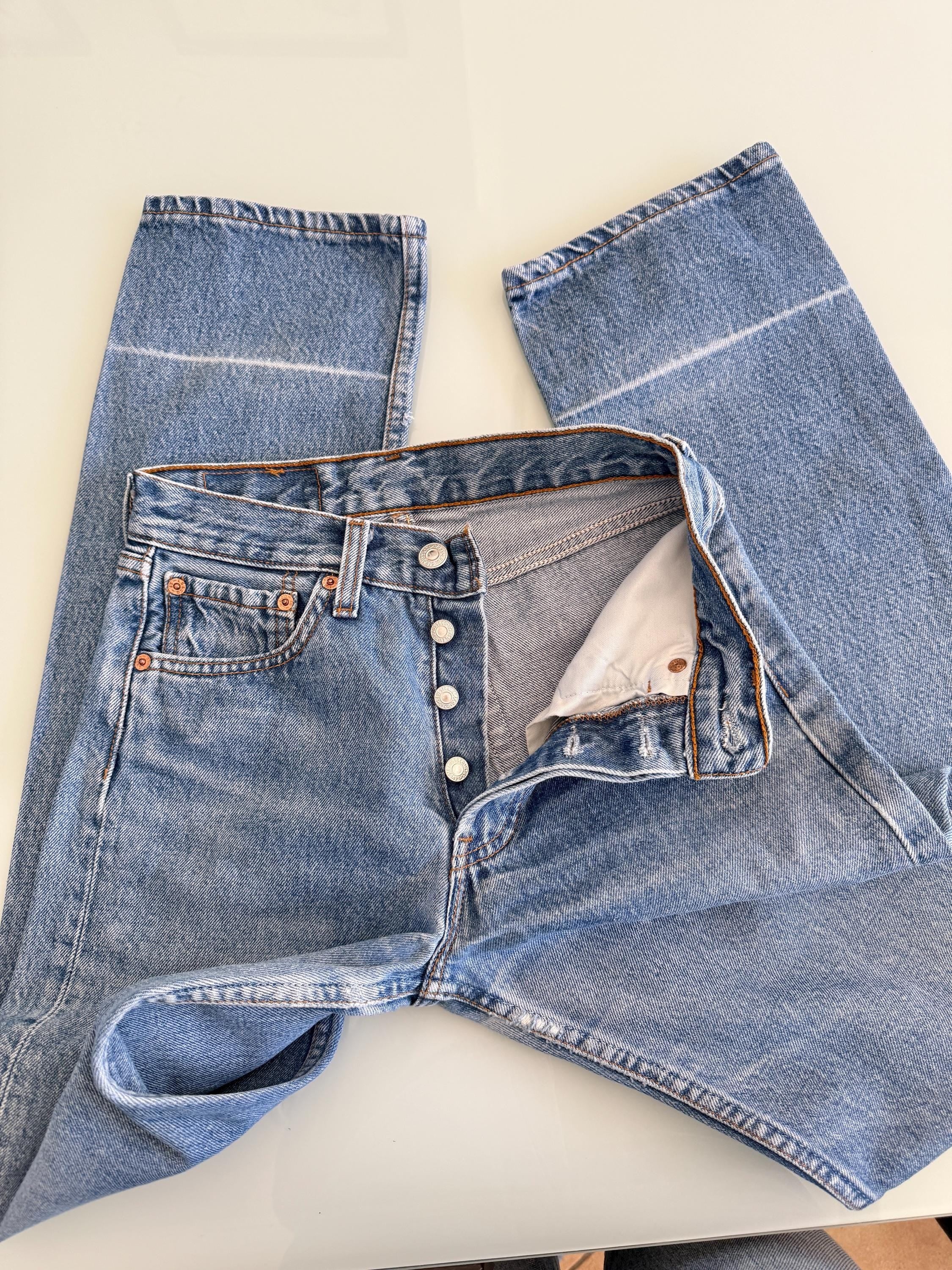 w25 L31 Levis 501 24-25” waist vintage medium blue faded blue 501s  straight leg jeans
