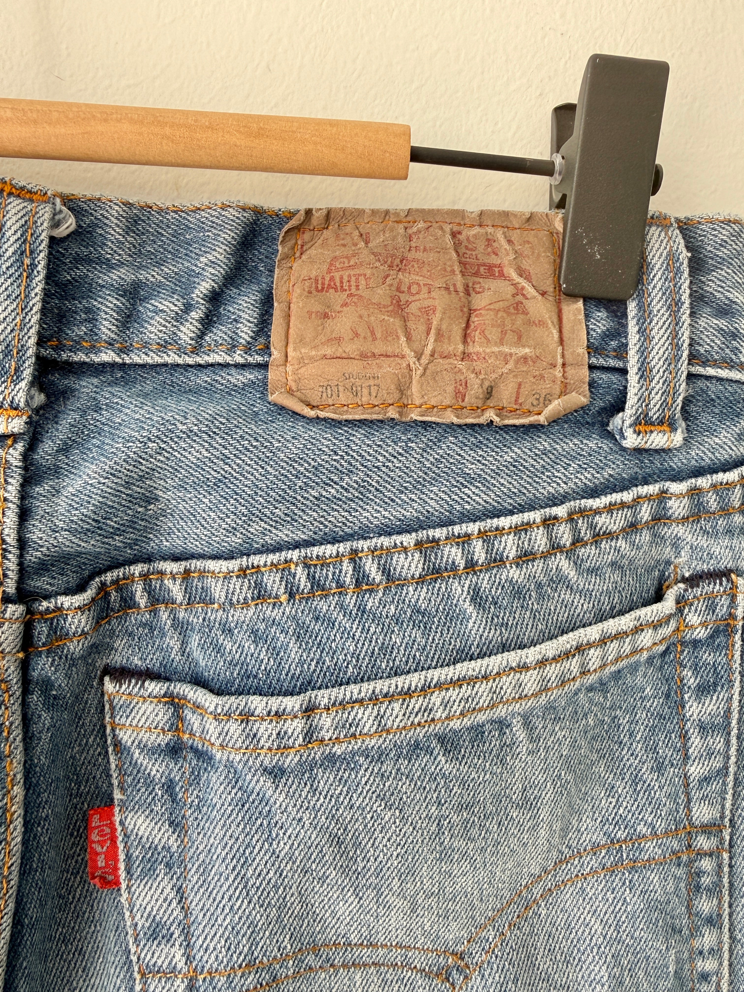 W25 L33 vintage Levis 701 25” measured waist medium blue faded  80s 701s made in USA