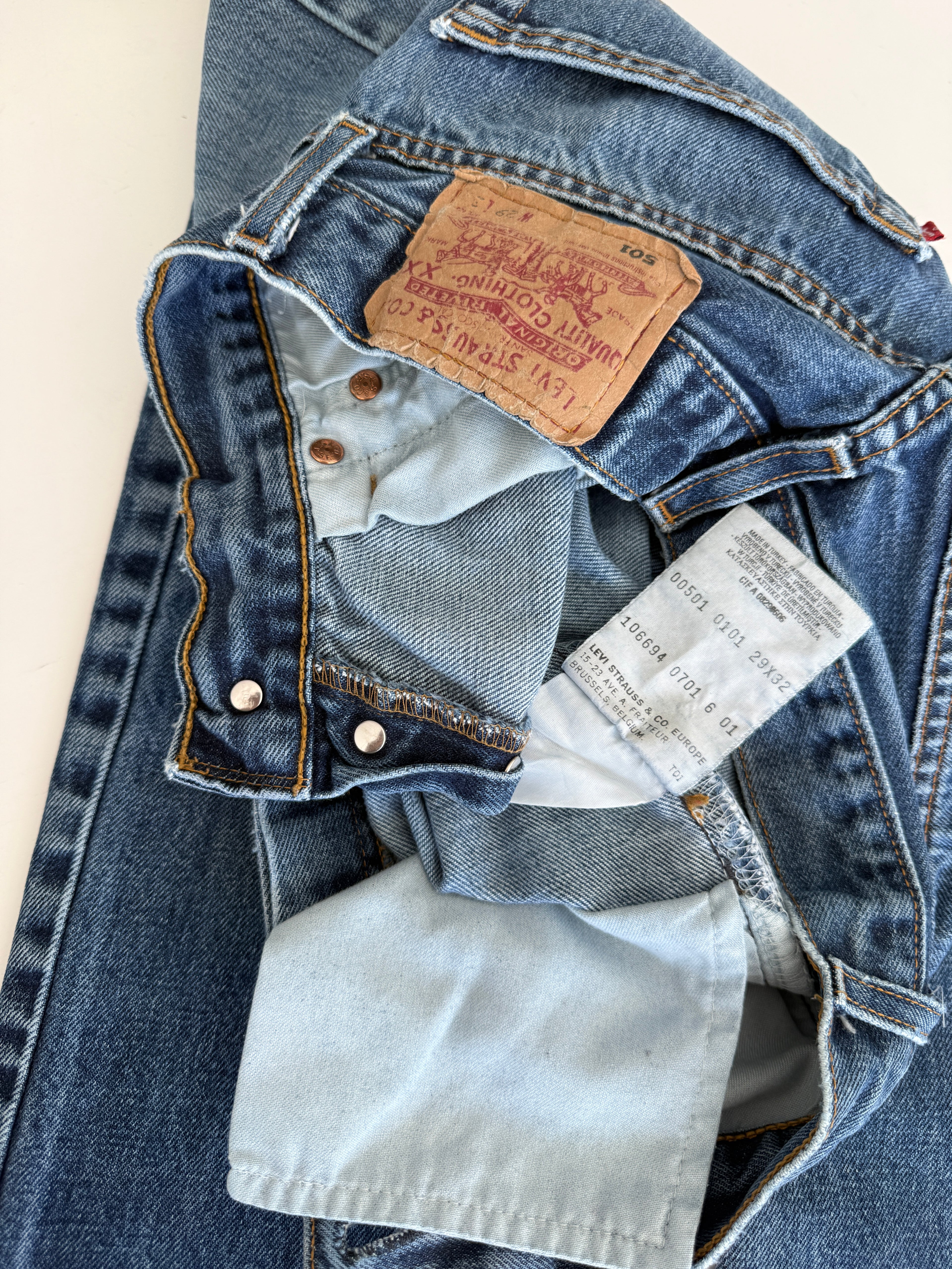 Softer W26 L29 vintage Levis 501 25/26” measured waist indigo faded blue 501s Y2K