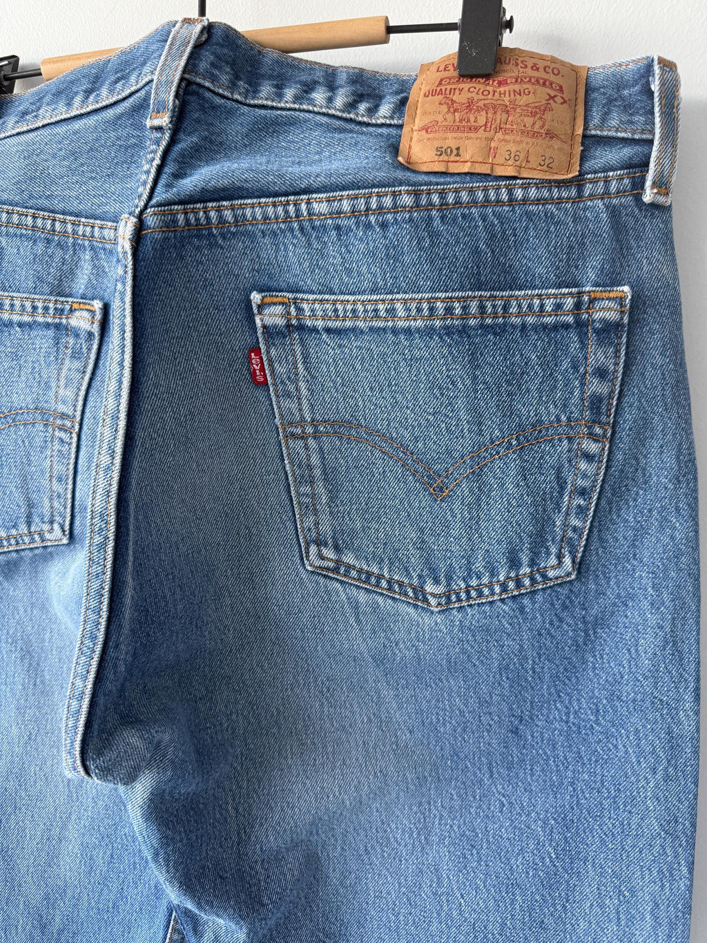 W34 L31 vintage Levis 501 33-34” measured whiskers faded dark blue made in USA 90s