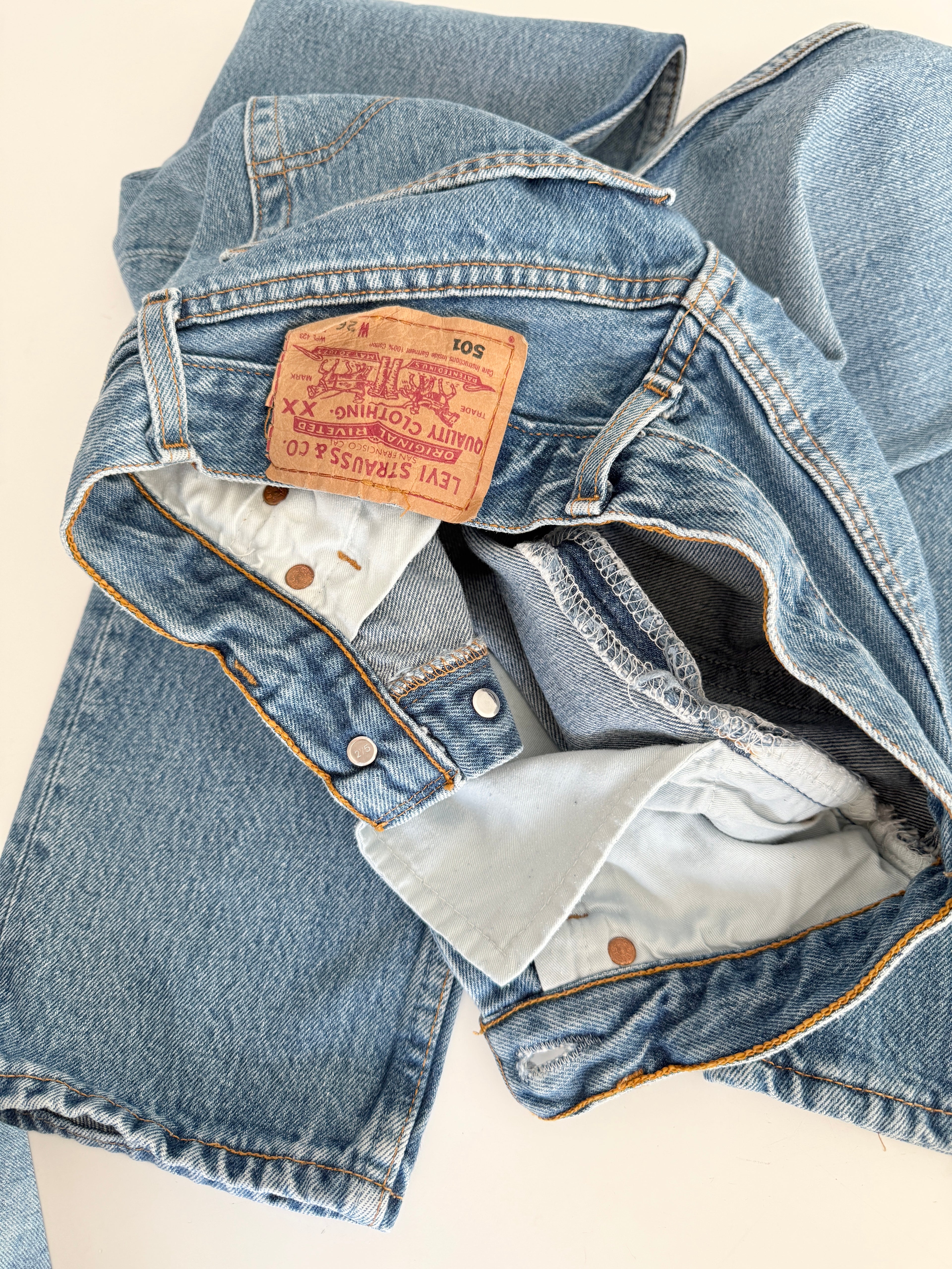W24 L30 vintage Levis 501 23-24” medium blue 90s Levi’s 501s