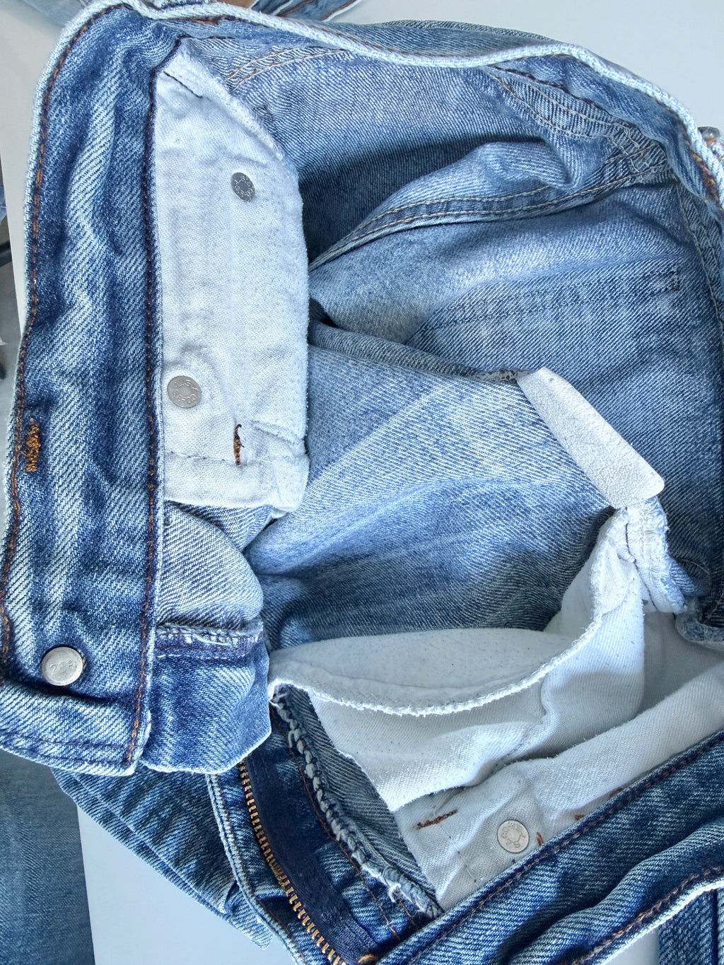 W24 L26 vintage Levis 24/25” measured whiskers denim medium faded blue 70s/80’s levi’s