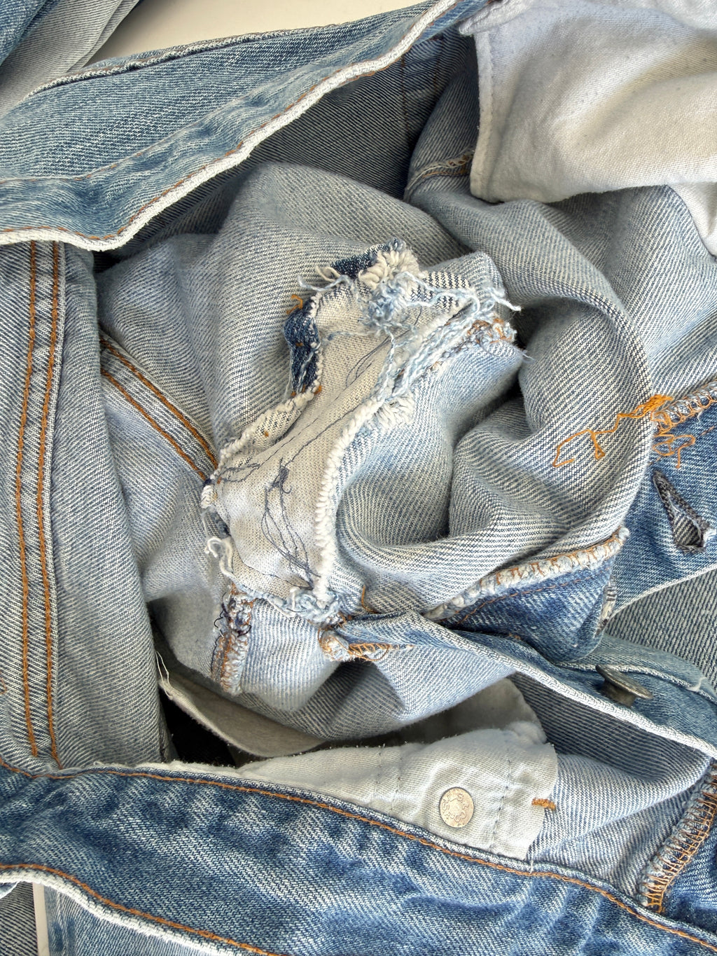 Selvedge W27 L30 vintage Levis 501 26-27”measured medium blue 80s USA 501 selvedge distressed & paint 501s