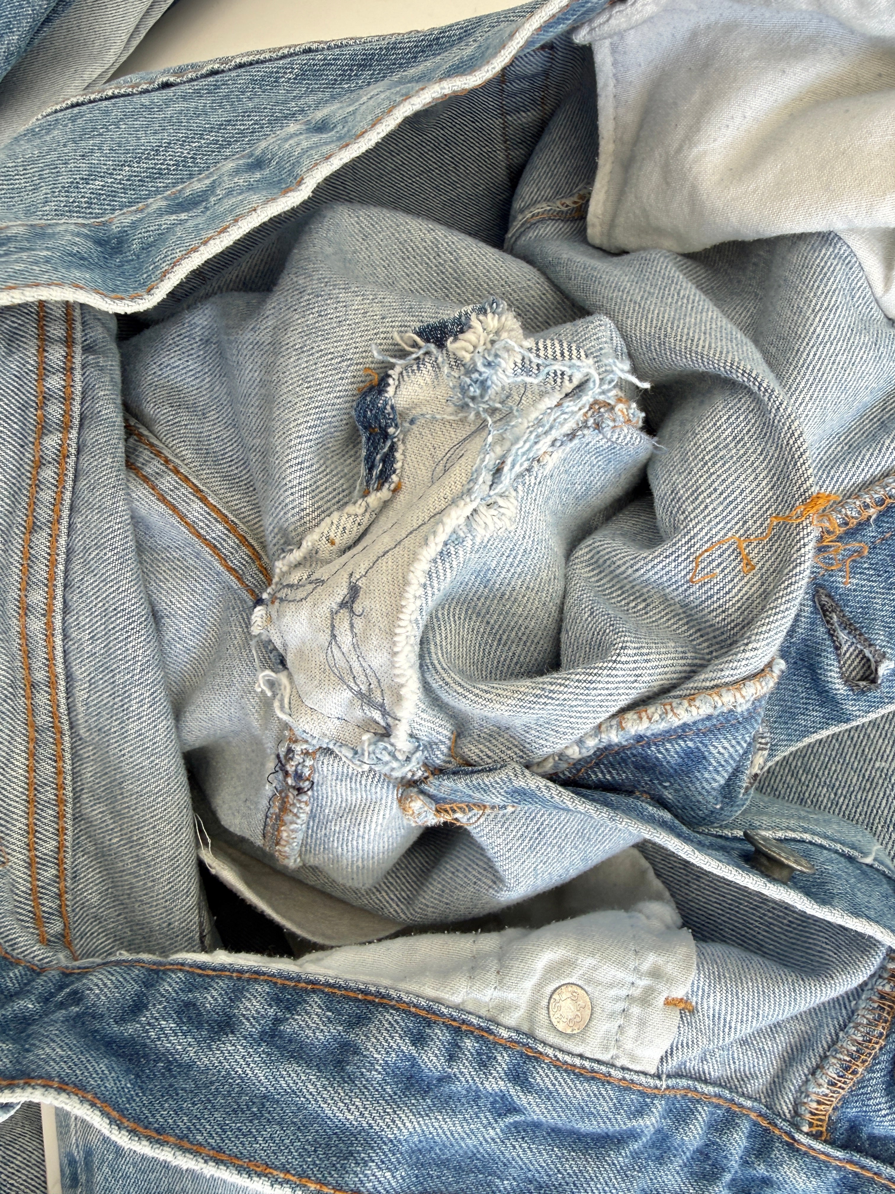 Selvedge W27 L30 vintage Levis 501 26-27”measured medium blue 80s USA 501 selvedge distressed & paint 501s