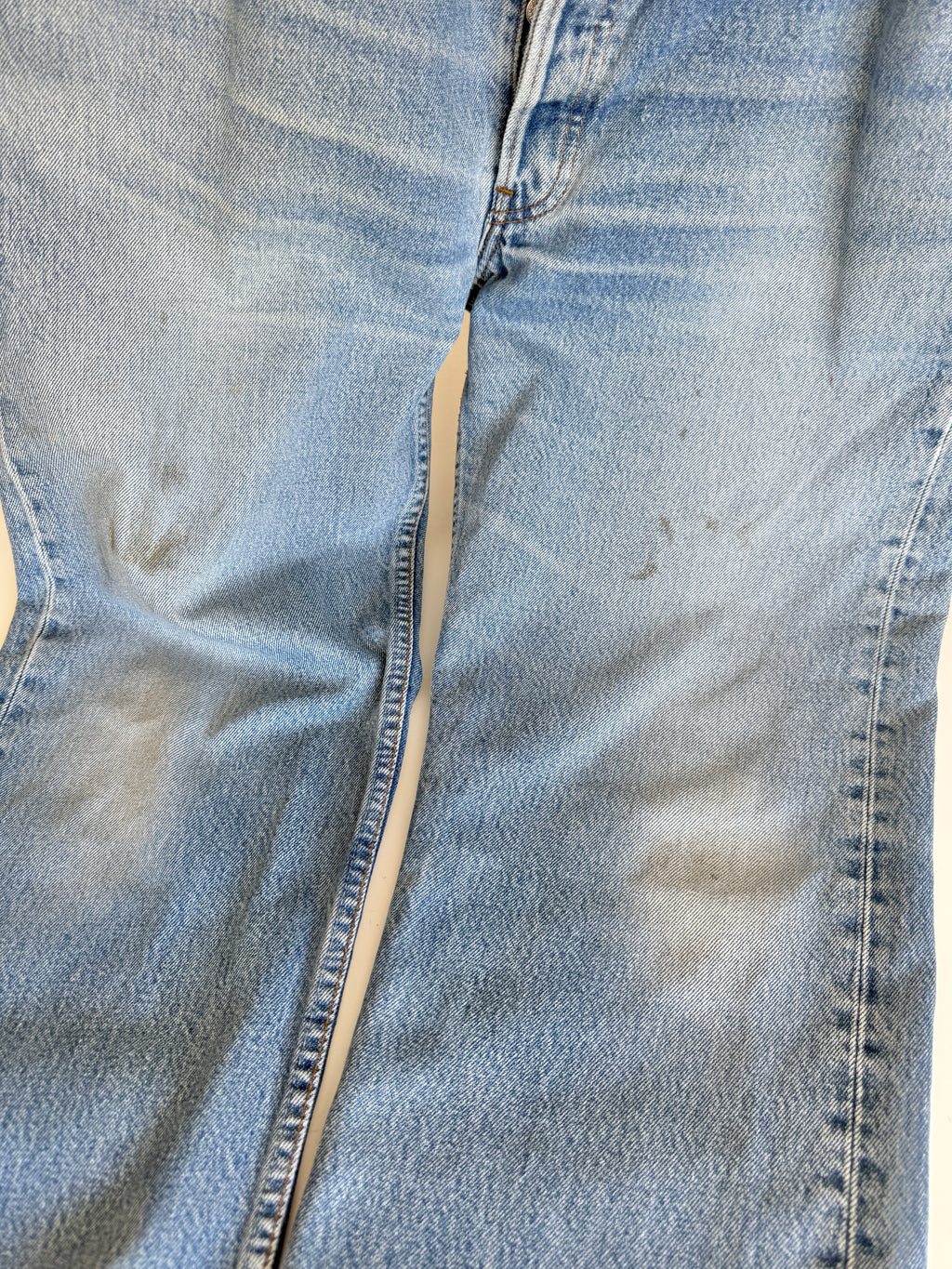 W33 L28 vintage Levis 501 32-33” measured medium faded blue denim Y2K wallet mark well worn in denim