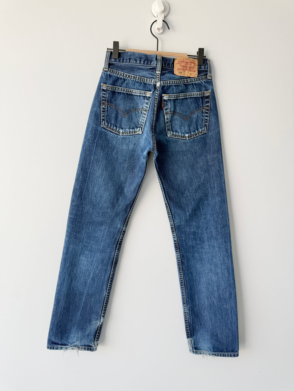 Soft W24 L30 vintage Levis 501s 23-24” measured dark indigo blue Y2K Levi’s 501s