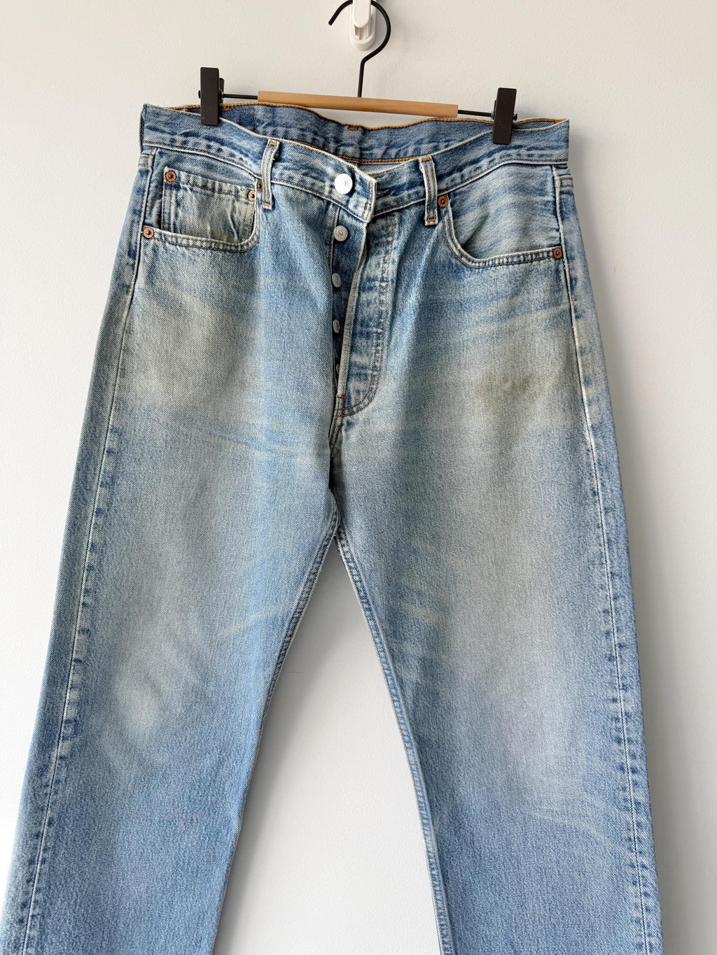 W33 L31 Levis 501 vintage 33” measured waist medium blue made in y2k