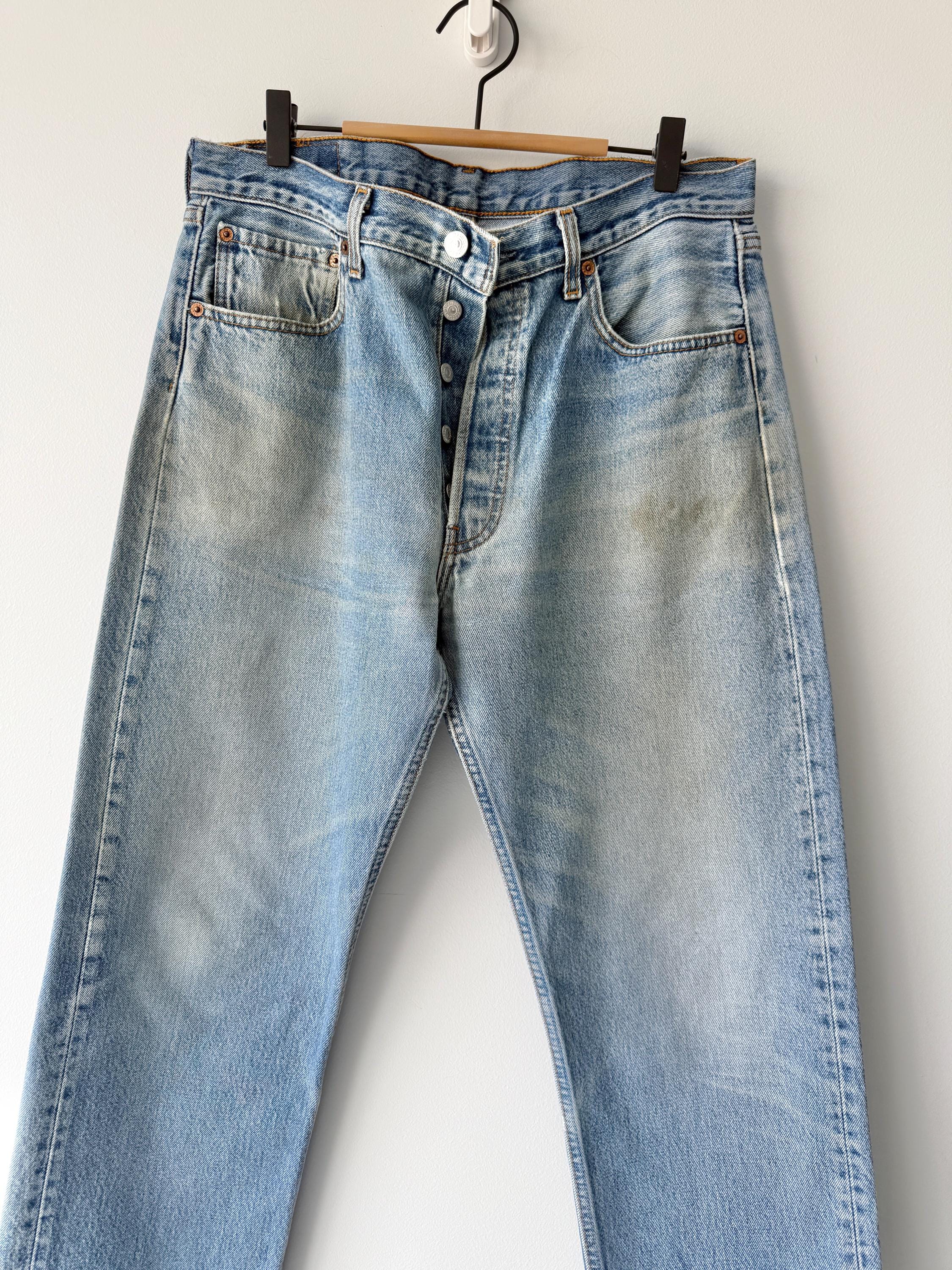 W33 L31 Levis 501 vintage 33” measured waist medium blue made in y2k