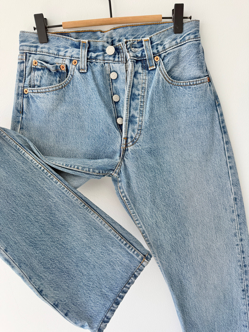 W26 L30 vintage Levis 501 25/26” measured waist medium blue 501s made in 90s
