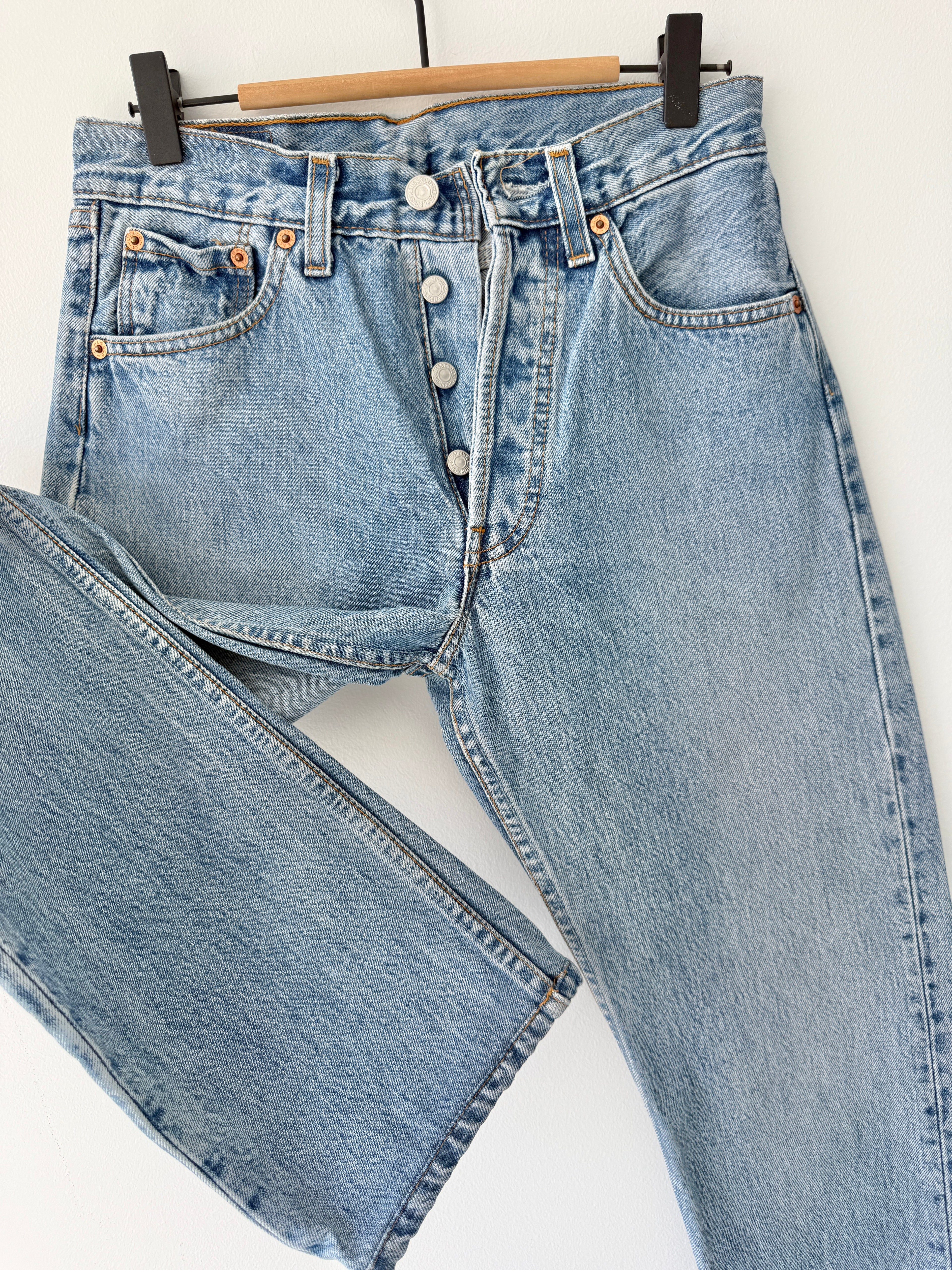 W26 L30 vintage Levis 501 25/26” measured waist medium blue 501s made in 90s