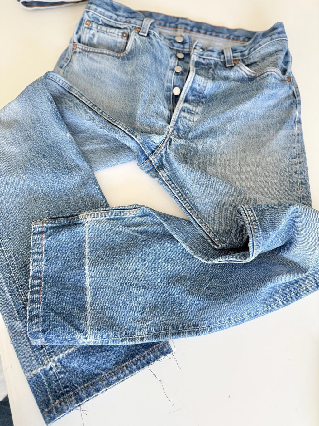 W33 L31 vintage Levis 501 31-33” measured waist medium faded denim made in USA  90s