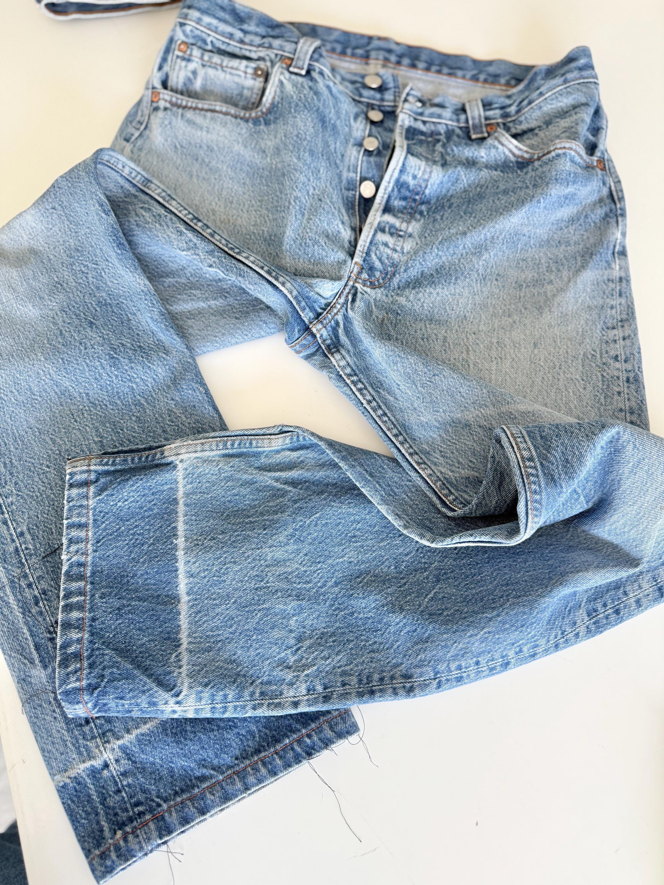 W33 L31 vintage Levis 501 31-33” measured waist medium faded denim made in USA  80s/90s