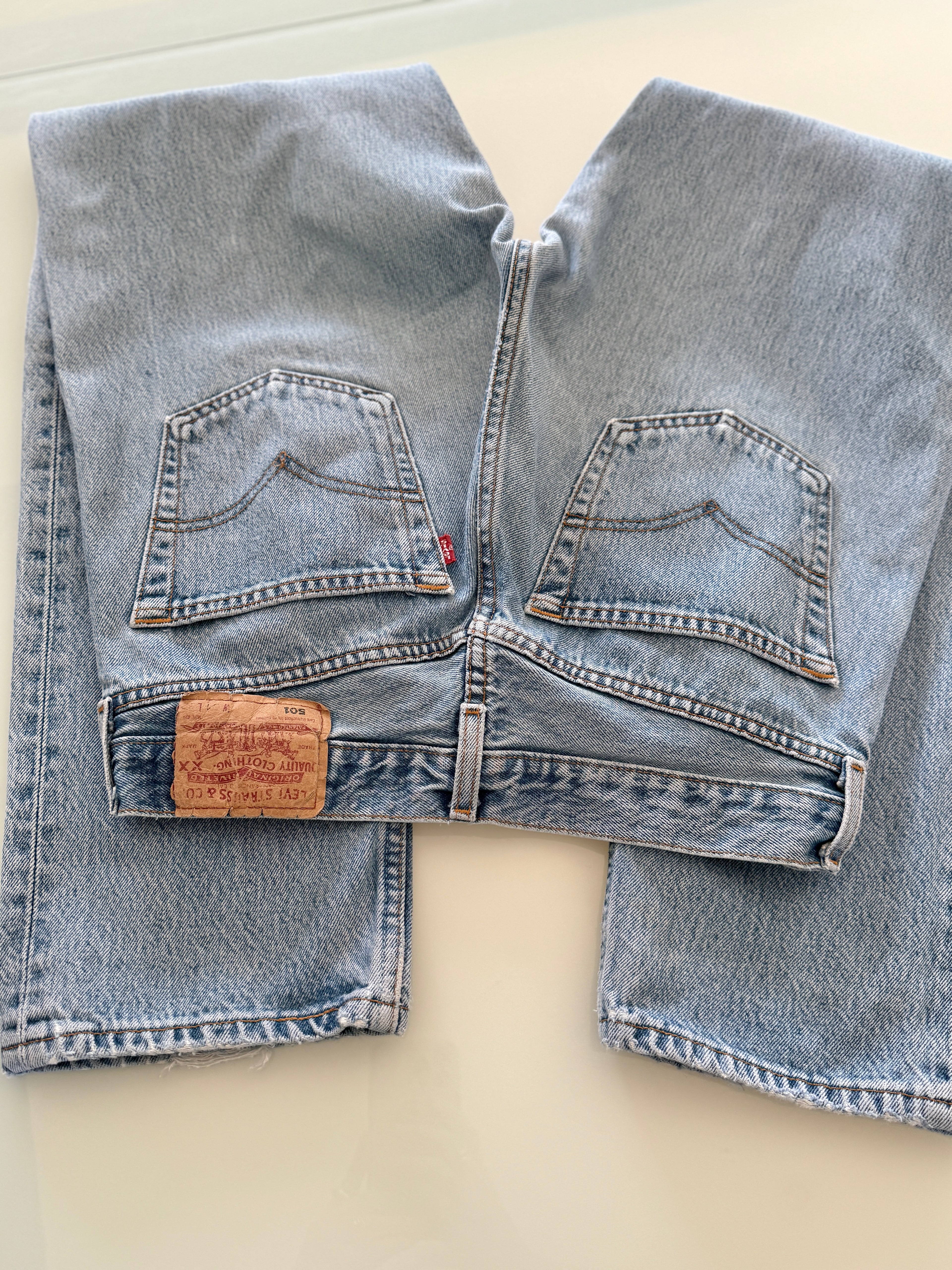 W29 L31 vintage Levis 501 27-28” light medium blue Y2K Levi’s 501s