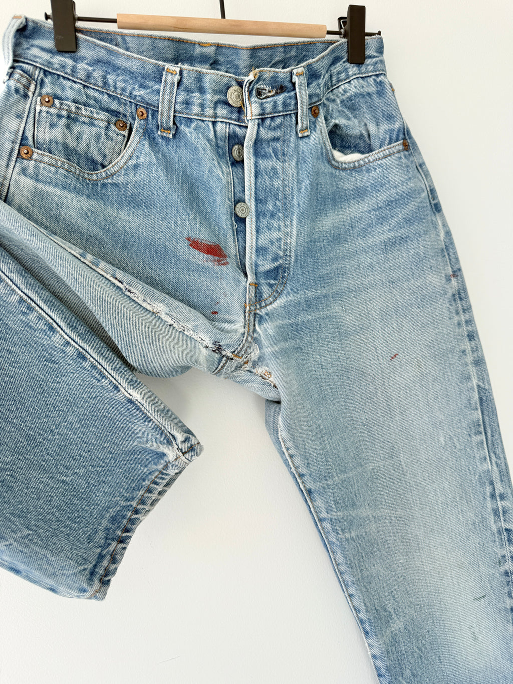 Selvedge W27 L30 vintage Levis 501 26-27”measured medium blue 80s USA 501 selvedge distressed & paint 501s