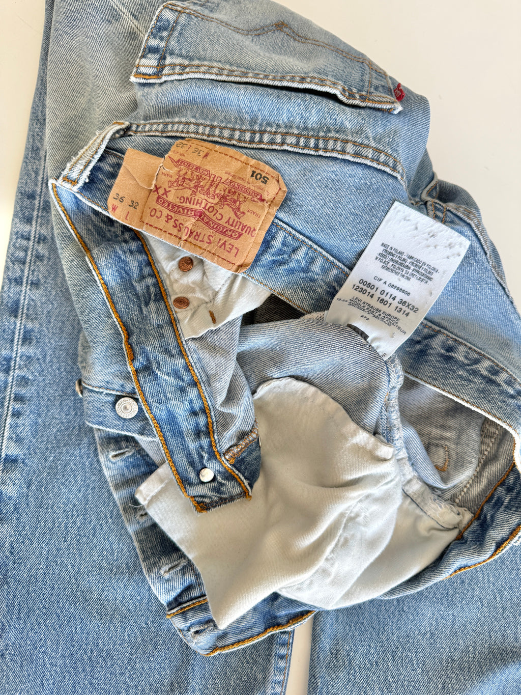 W33 L28 vintage Levis 501 32-33” measured medium faded blue denim Y2K wallet mark well worn in denim