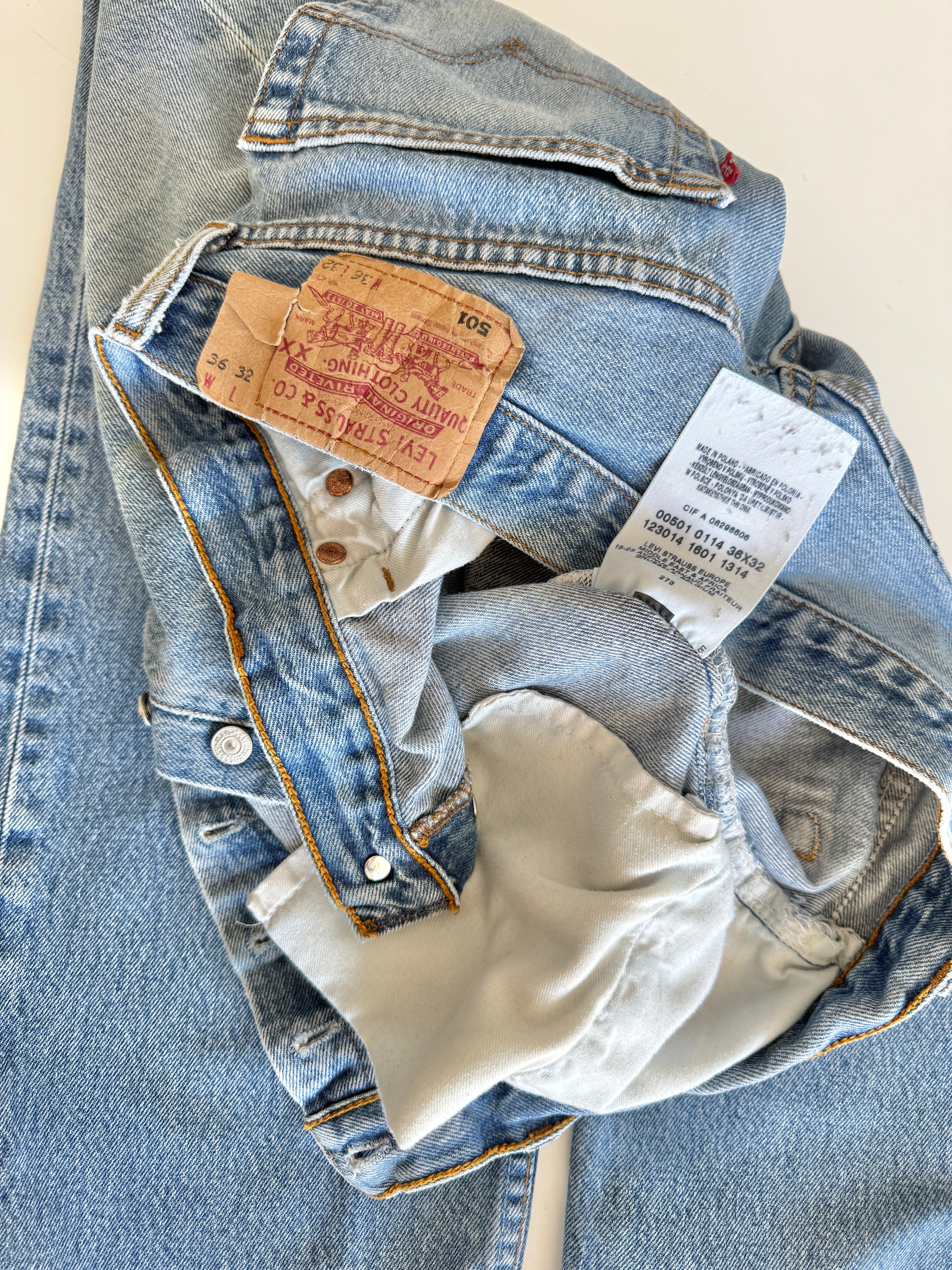 W33 L28 vintage Levis 501 32-33” measured medium faded blue denim Y2K wallet mark well worn in denim