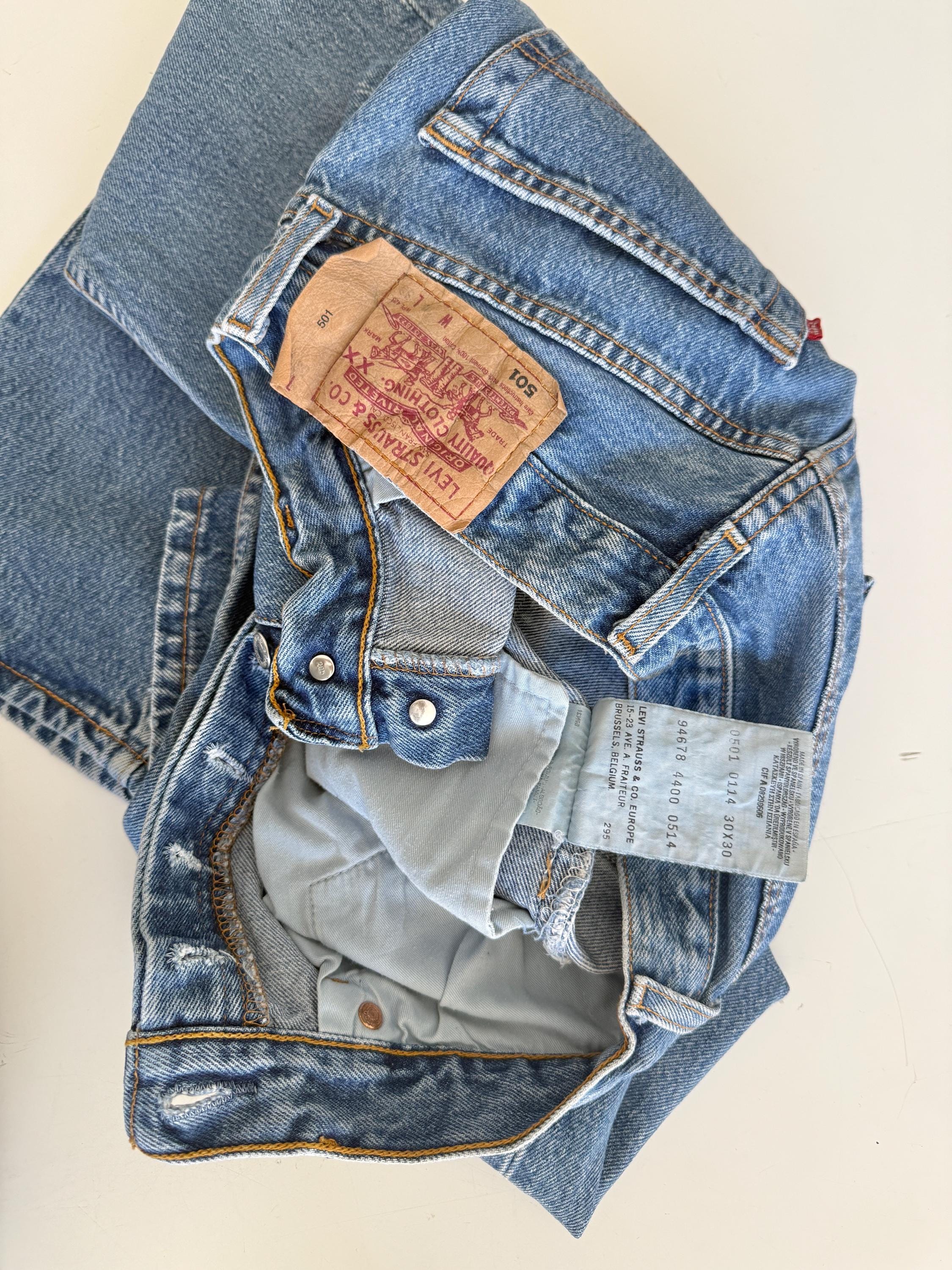 W27 L29 vintage Levis 501 26-27” measured waist medium blue denim made in Y2K