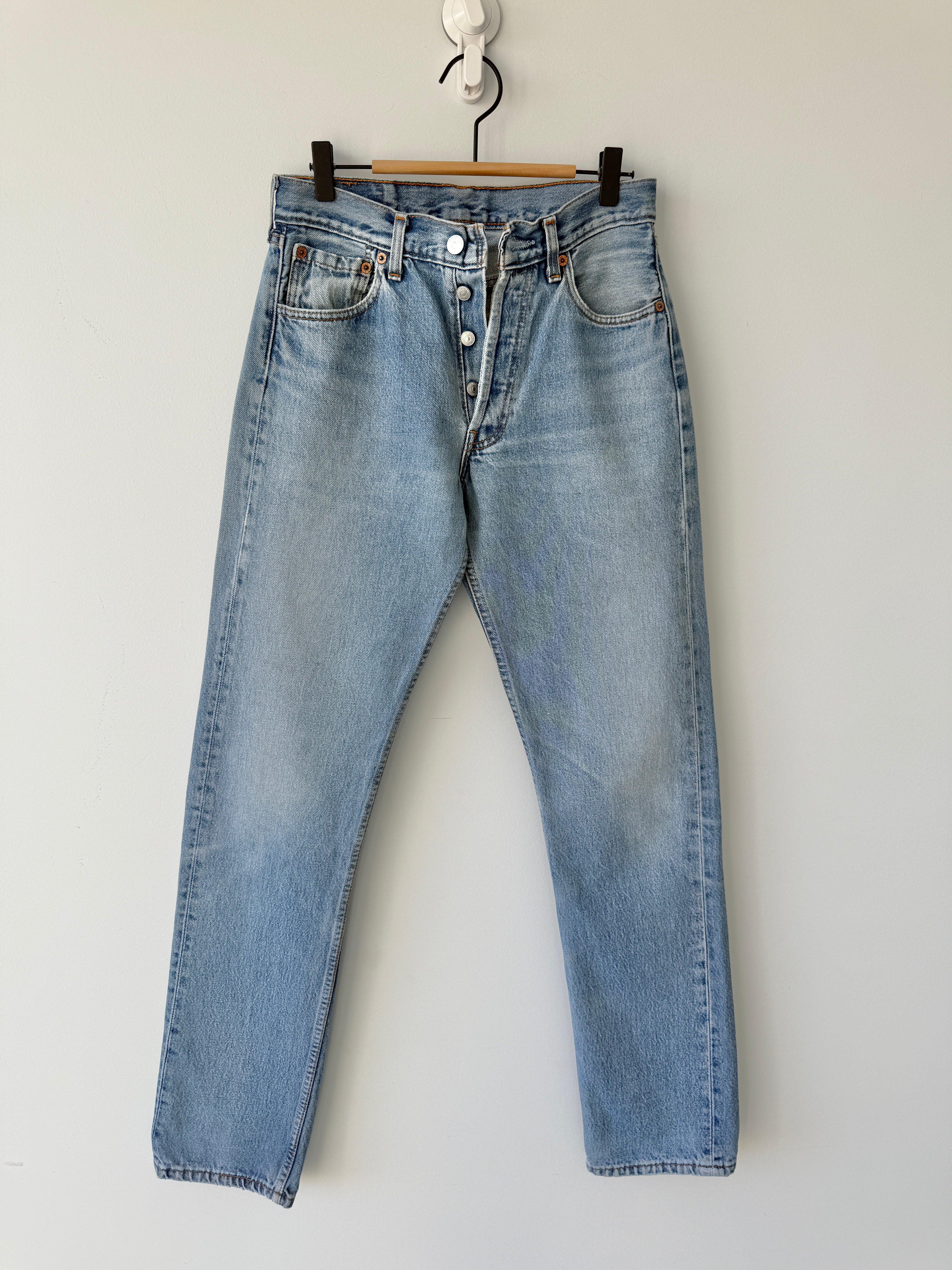 W27 L32 vintage Levis 501 26-27” measured medium faded blue 90’s levi’s 501s
