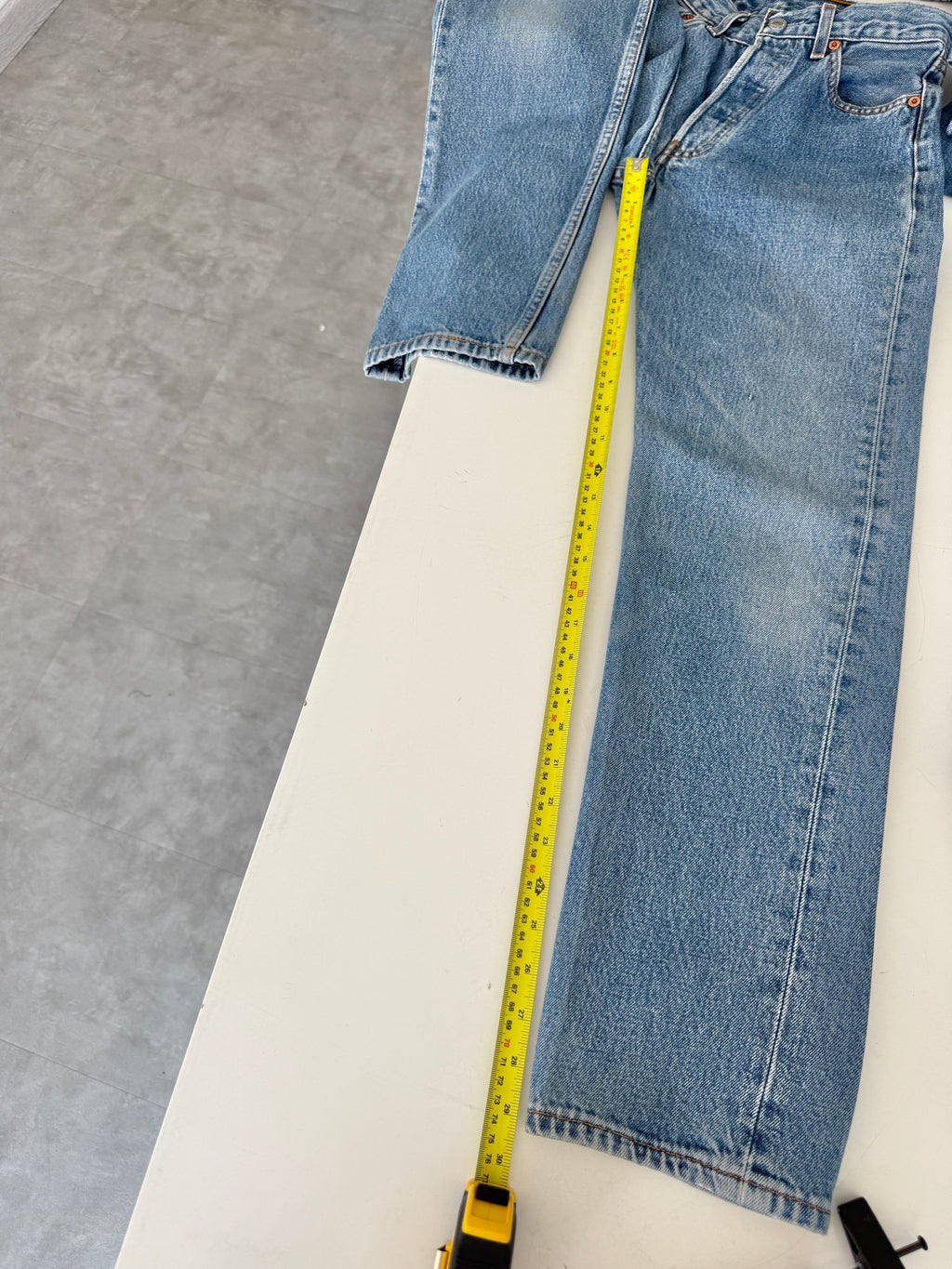 W25 L29 vintage Levis 501s 25” measured medium blue fade 501s 90s