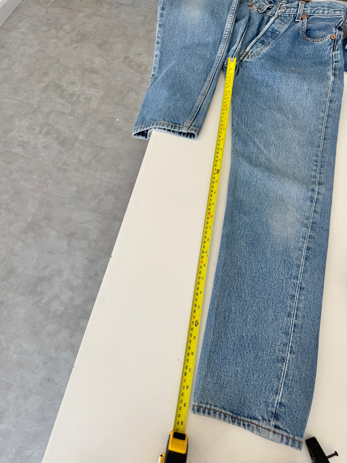 W25 L29 vintage Levis 501s 25” measured medium blue fade 501s 90s