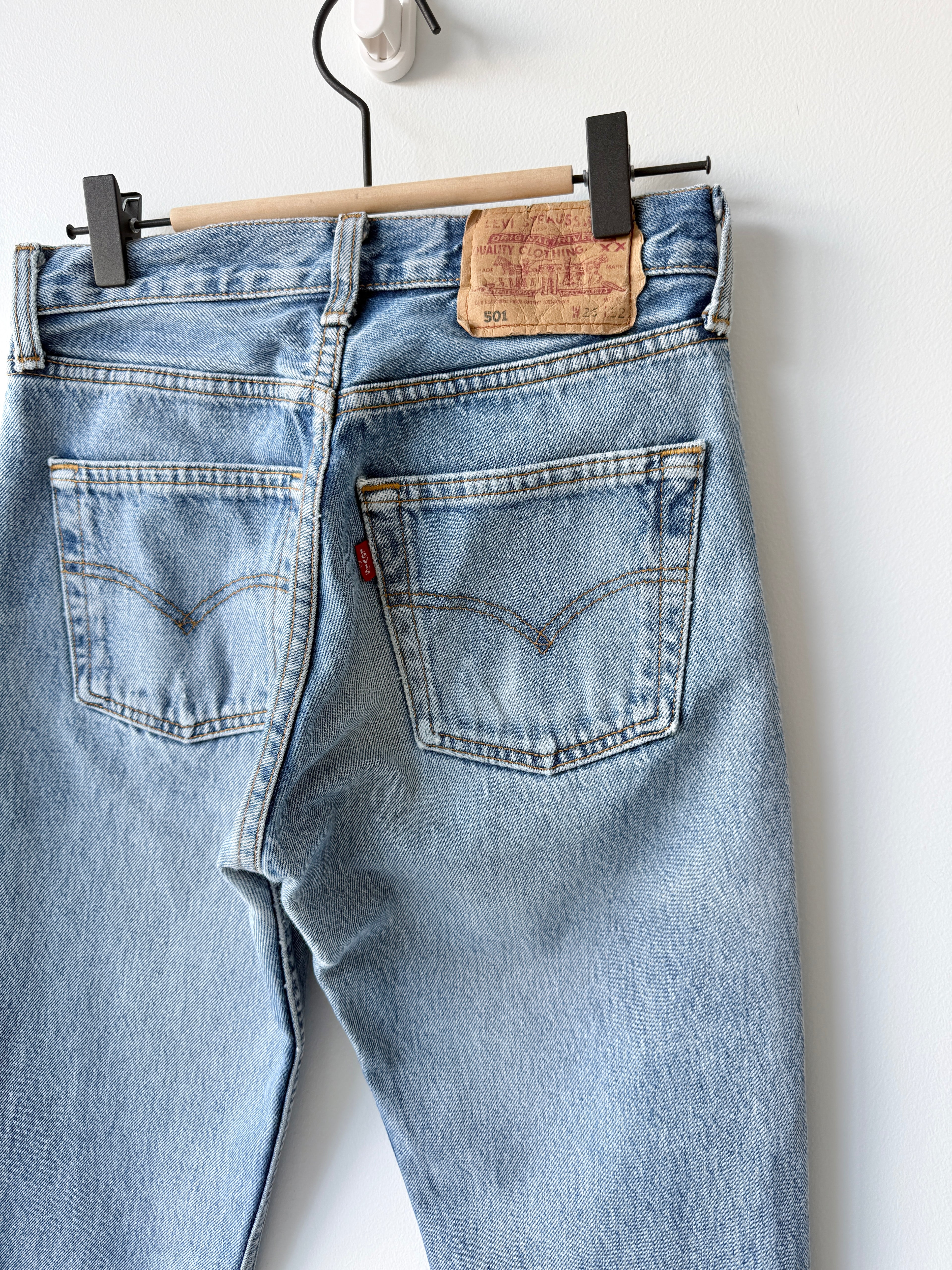 W25 L31 vintage Levis 501 24-25” measured medium light blue faded denim 90s 501s
