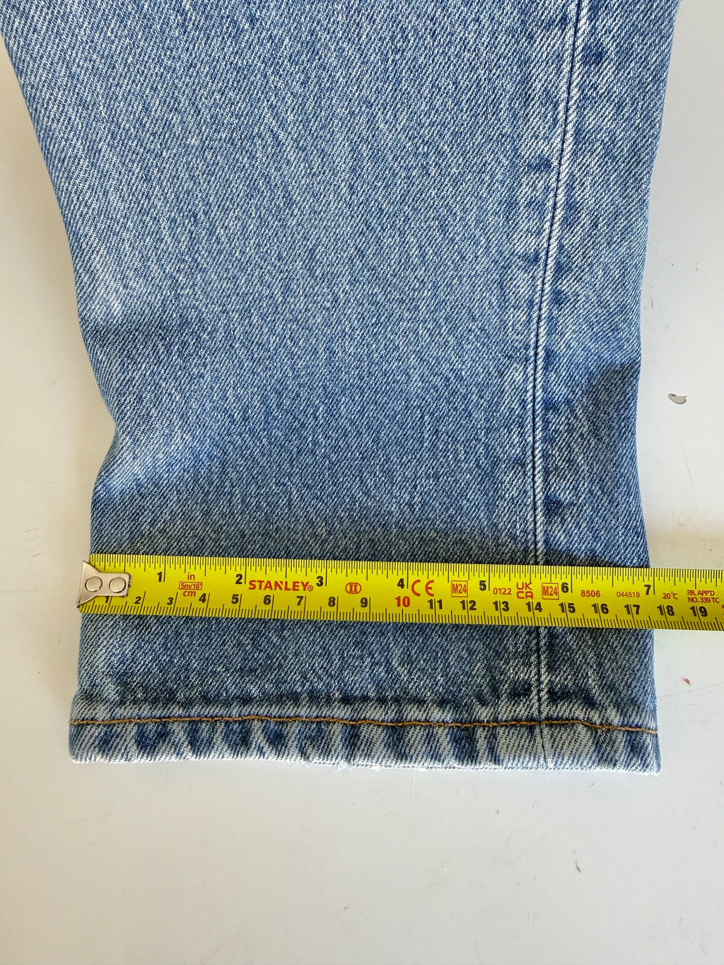 W25 L31 vintage Levis 501 medium blue 24/25” measured waist 501s 90s