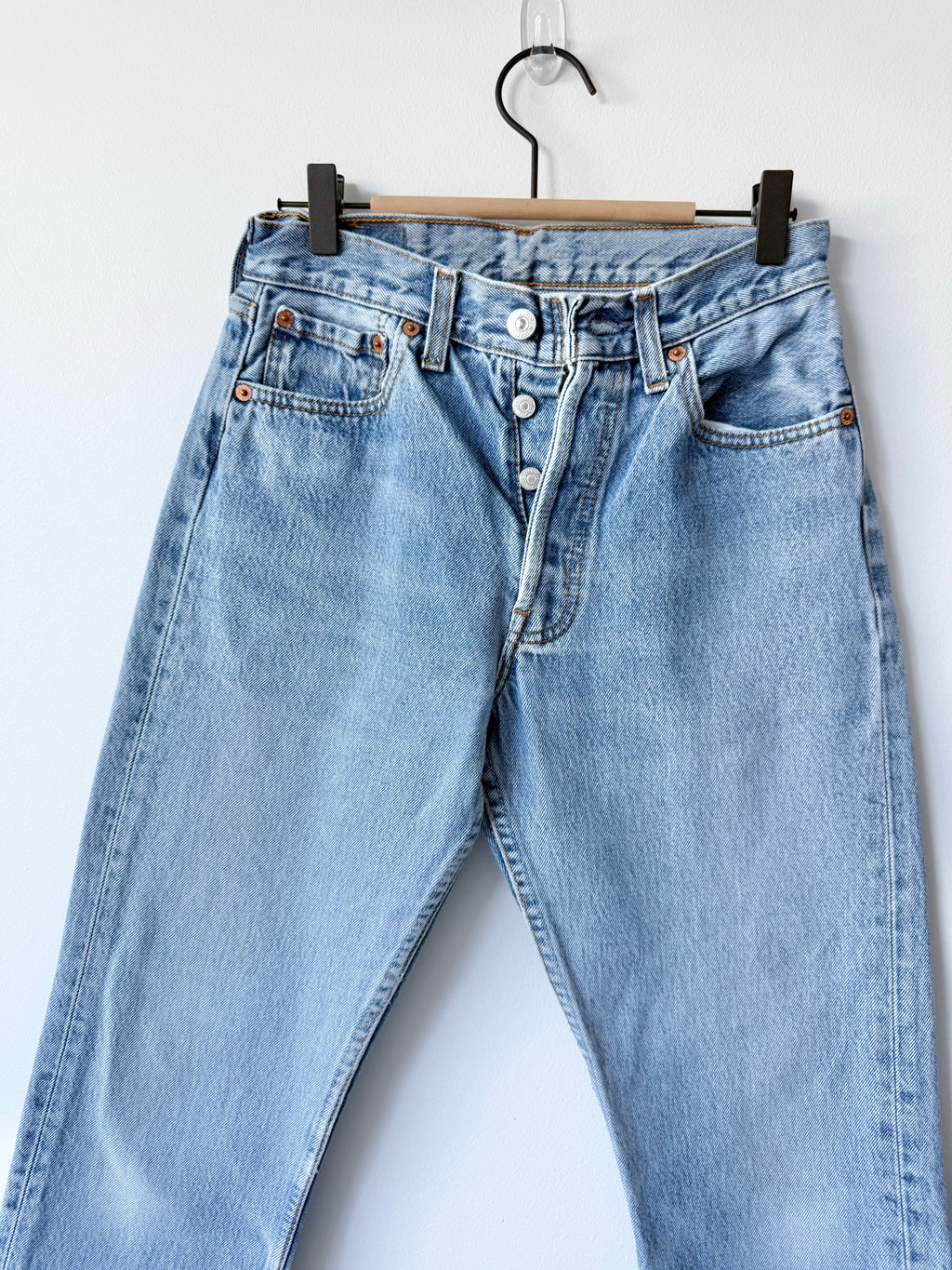 W25 L28 vintage Levis 501 medium blue faded 25” measured waist 90s levis 501s