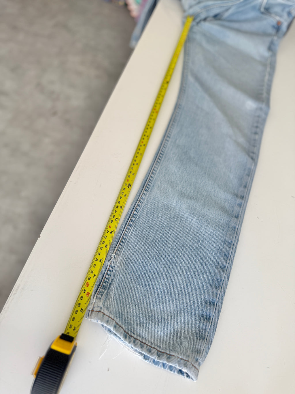 W28 L33 vintage Levis 501 27-28” measured light faded blue made in 90s