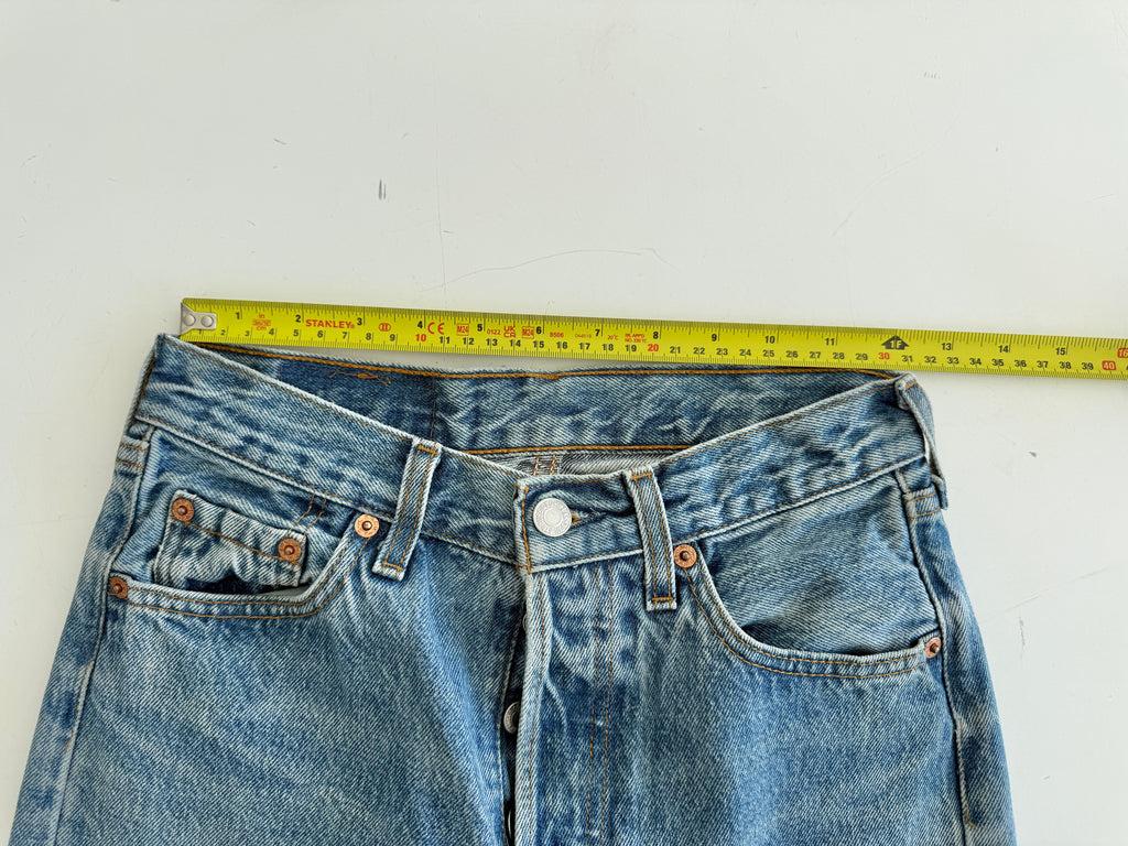 W25 L32 vintage Levis 501s 24/25” measured medium fade blue denim Levi’s 501s 90s