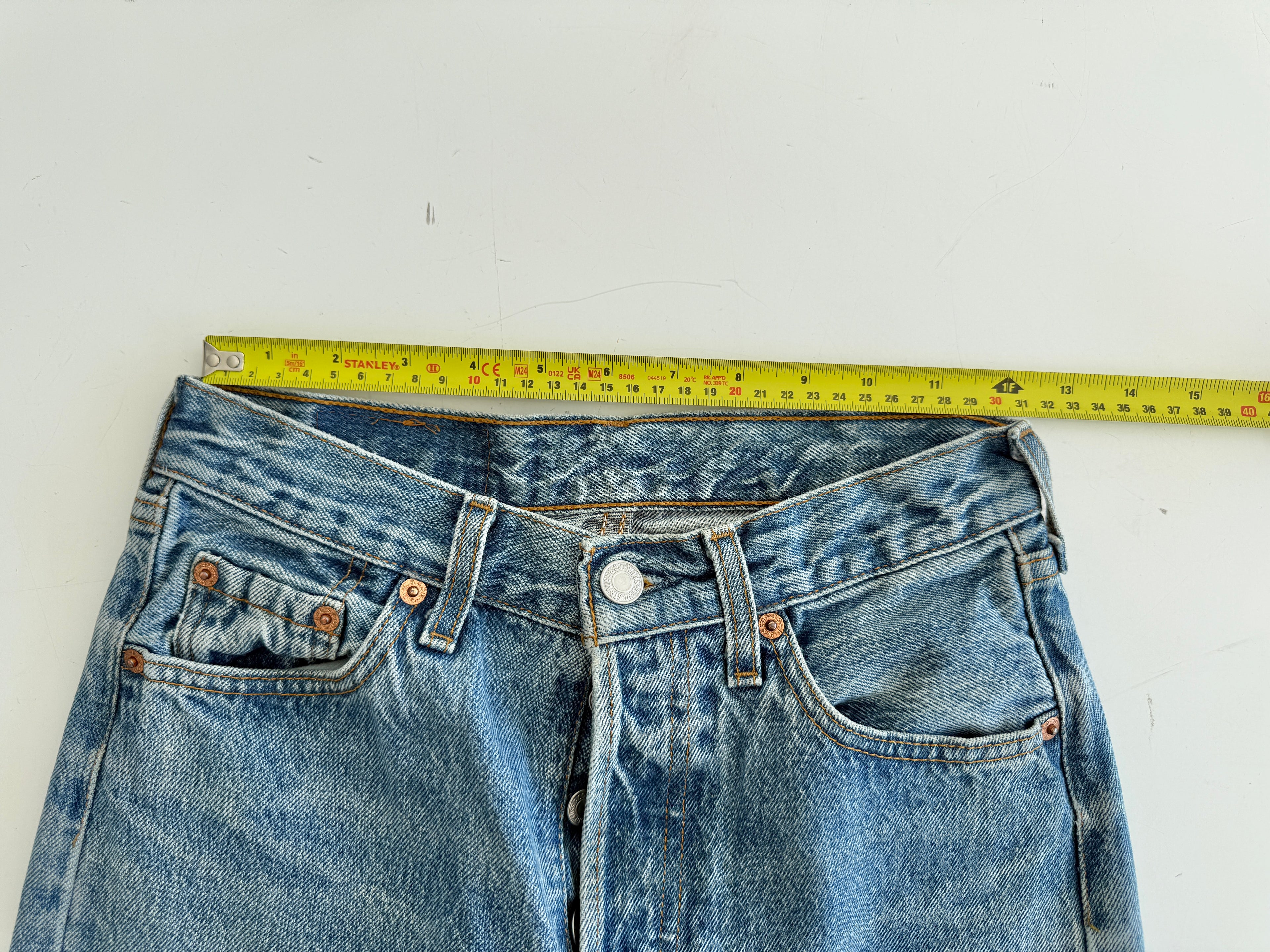 W25 L32 vintage Levis 501s 24/25” measured medium fade blue denim Levi’s 501s 90s