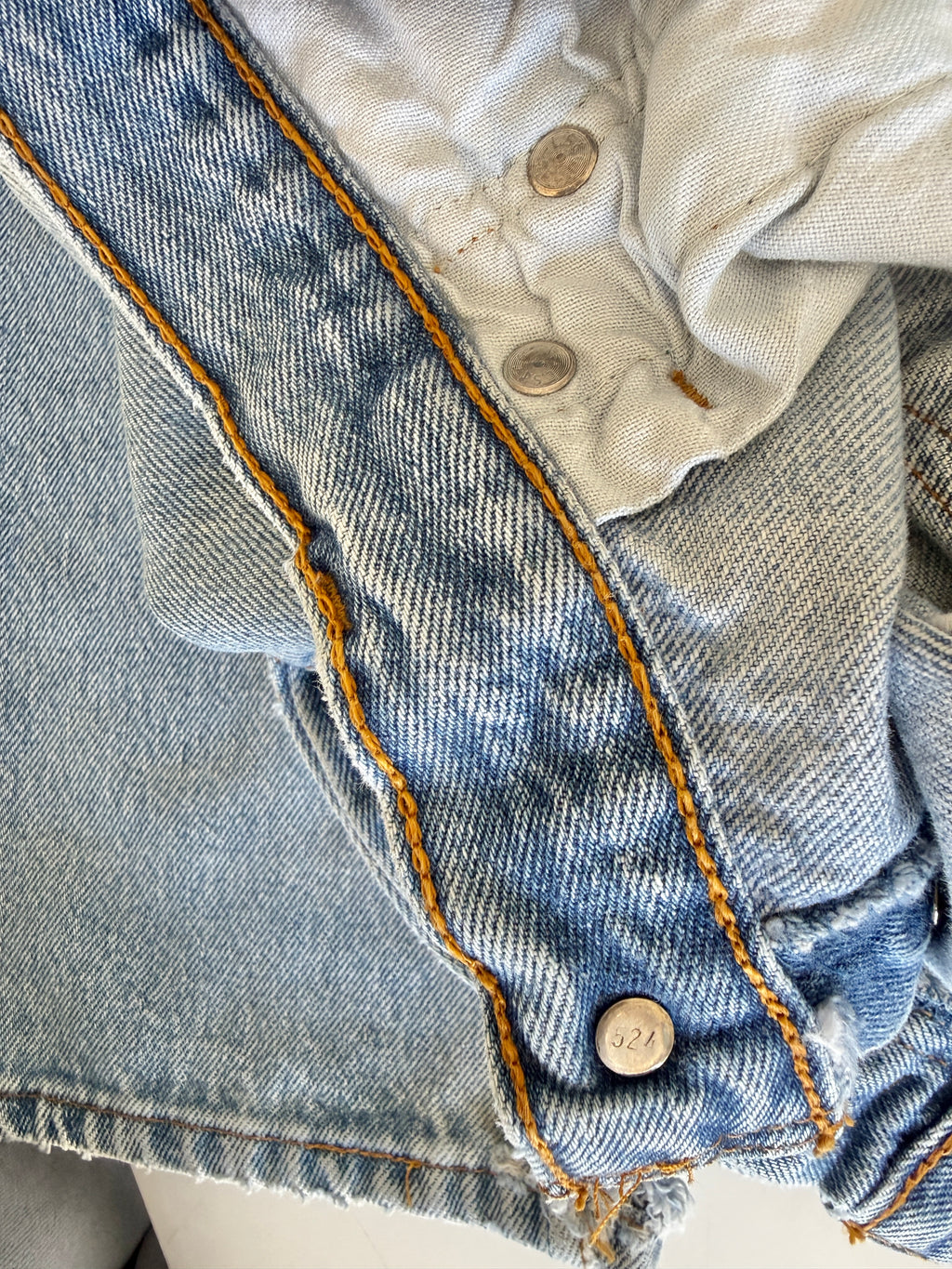 Soft W27 L32 vintage Levis 501s 26/27” measured light blue faded 90s USA 501s slim hips